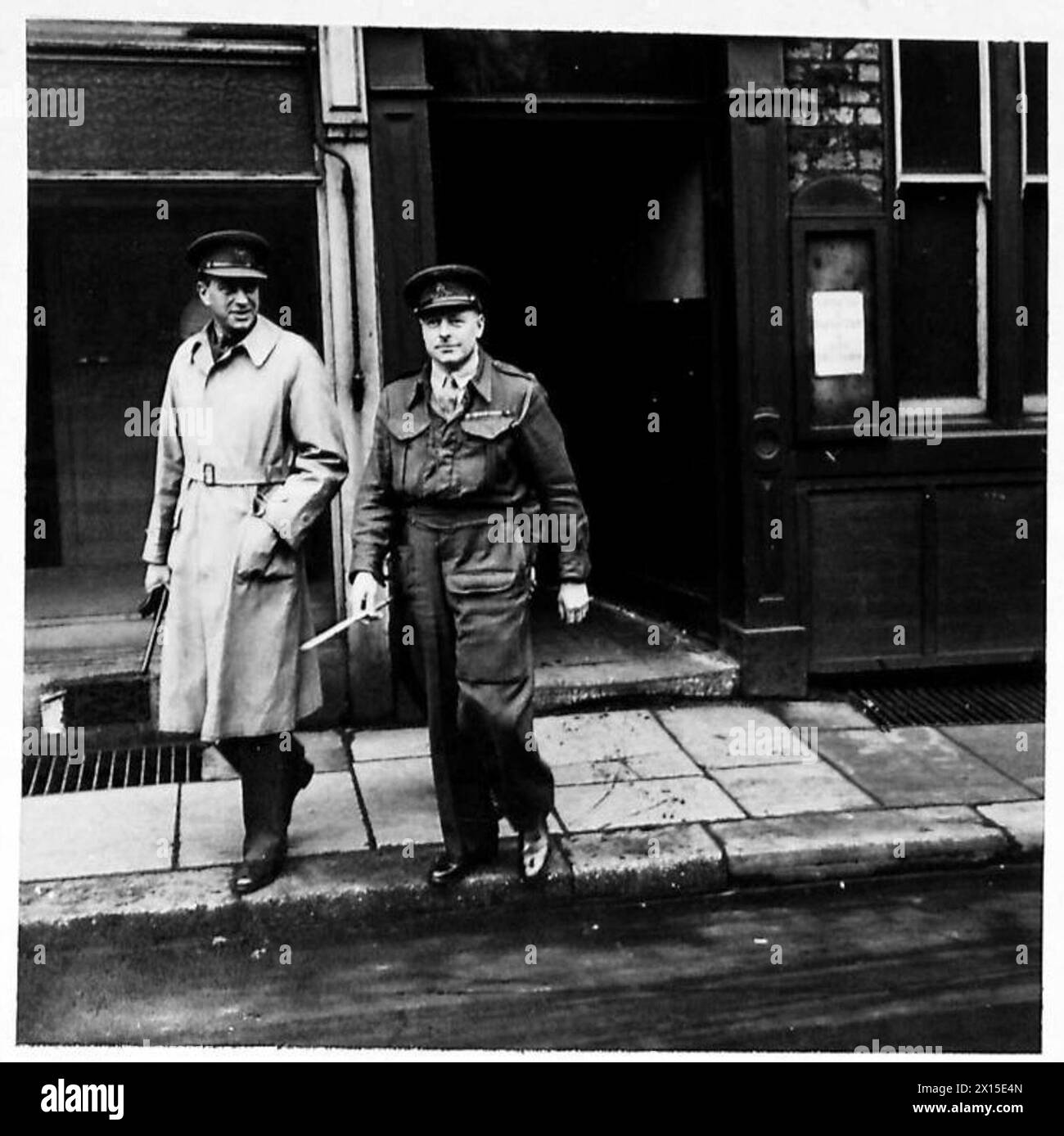 Gli ufficiali di un British Army Records Office sono mostrati lasciare l'ingresso principale. Foto Stock