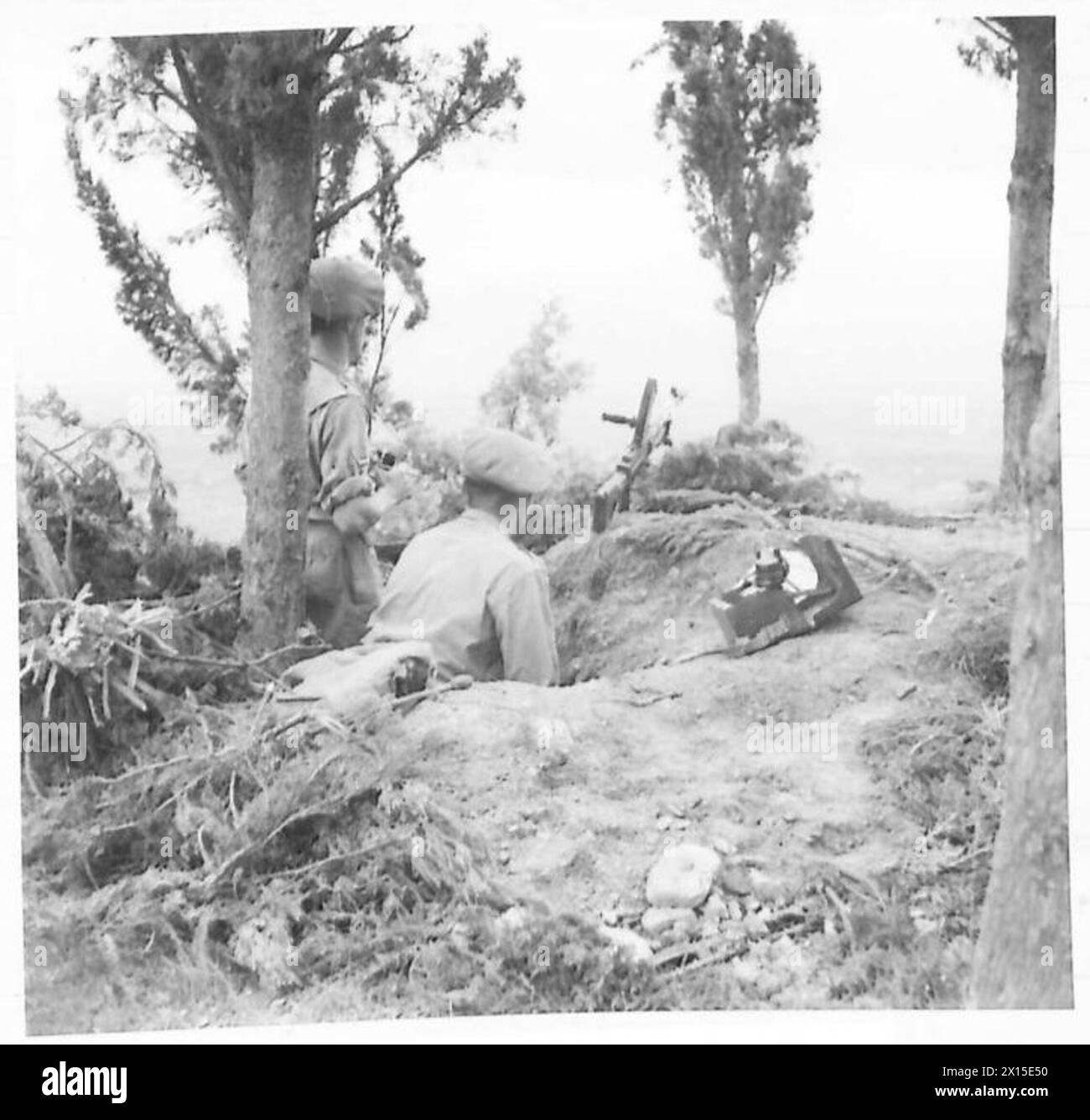 Troopers J. Macdonald e L/Cpl. H. Petty dell'Ottava Armata conduce lavori di osservazione a Citerna, affacciato sulla pianura vicino a Sansepulcro. Foto Stock