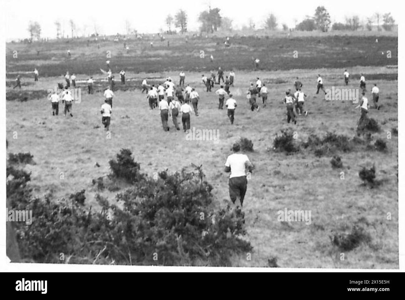I soldati partecipano al calcio tattico su un campo lungo un chilometro e mezzo, correndo per seguire la palla durante gli esercizi di allenamento dell'esercito britannico. Foto Stock