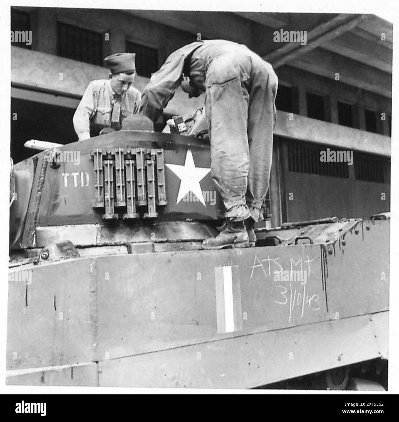 Un soldato americano spiega gli aspetti delle forniture in locazione a un membro dell'esercito francese in Nord Africa durante le operazioni dell'esercito britannico. Foto Stock