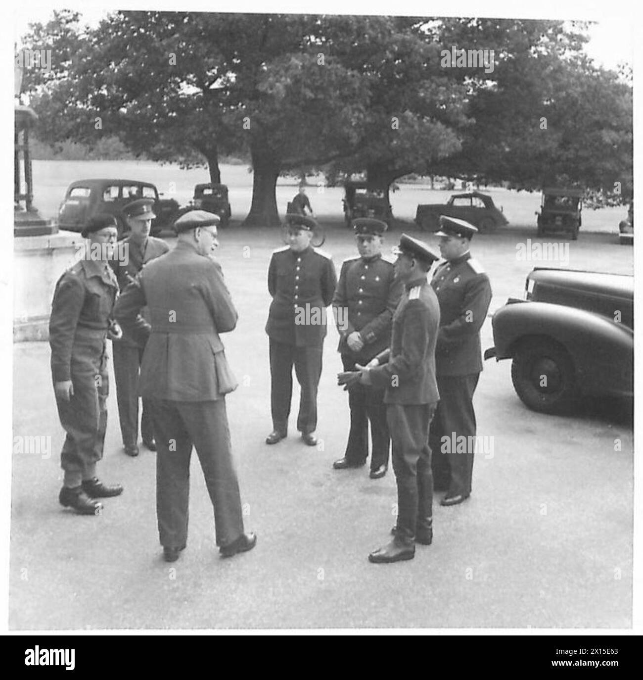 Gli ufficiali russi arrivano a Sandhurst per una visita, osservando le strutture e le attività della Royal Armoured Corps Training Unit. Foto Stock