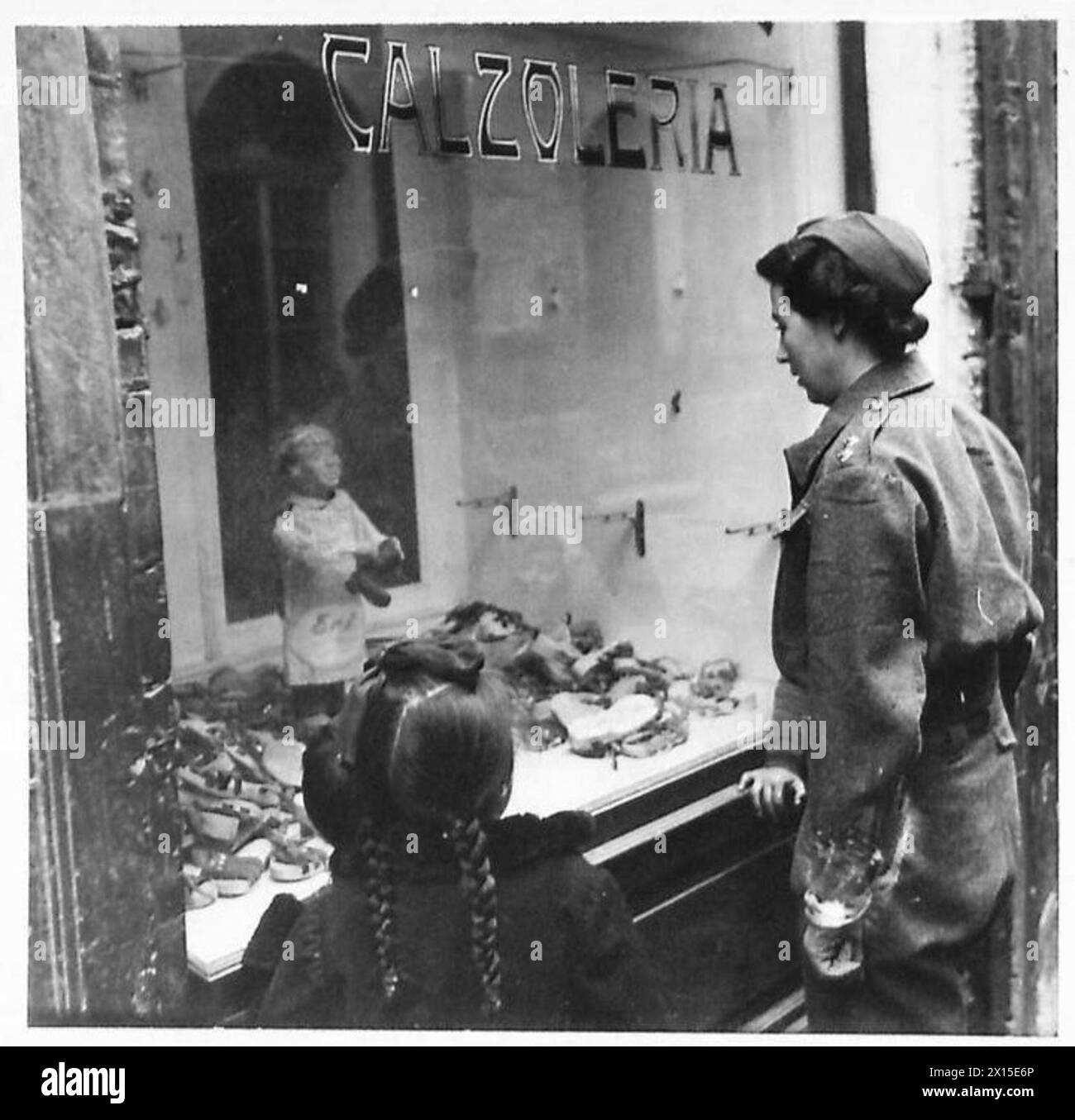 ITALIA: OTTAVA INFERMIERA DELLA LINEA ARMYFRONT - sulla via del ritorno in servizio, suor Gibson si ferma a guardare in una vetrina di un negozio di scarpe, ai sandali in mostra British Army Foto Stock