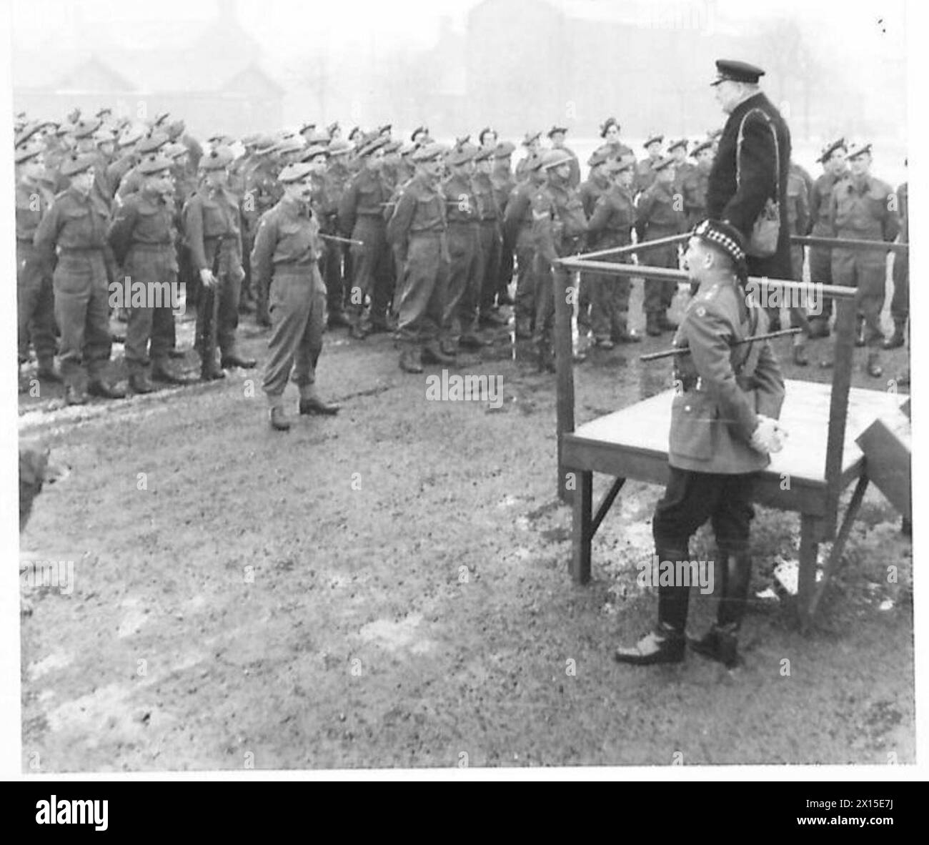 Il primo ministro Winston Churchill si rivolge ai soldati del suo ex battaglione durante una visita dell'esercito britannico. Foto Stock