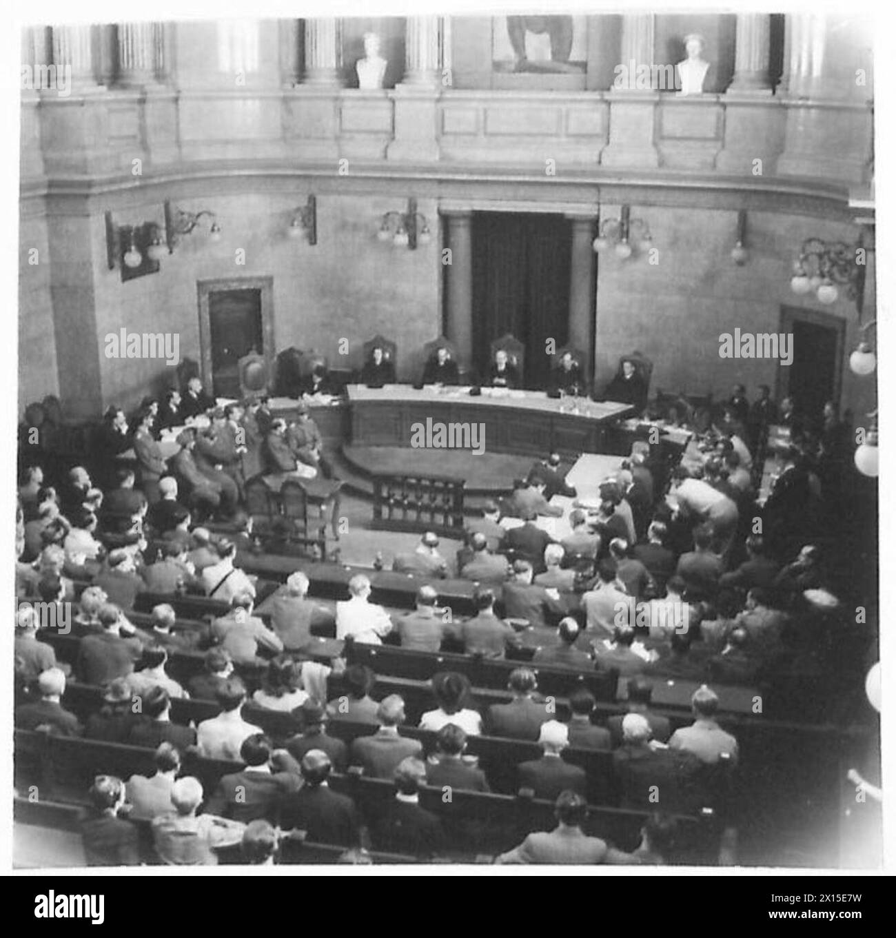 Corte dei popoli a Vienna che conduce il processo contro quattro nazisti accusati di aver ucciso oltre un centinaio di vittime ebraiche, con la presenza dell'esercito britannico. Foto Stock