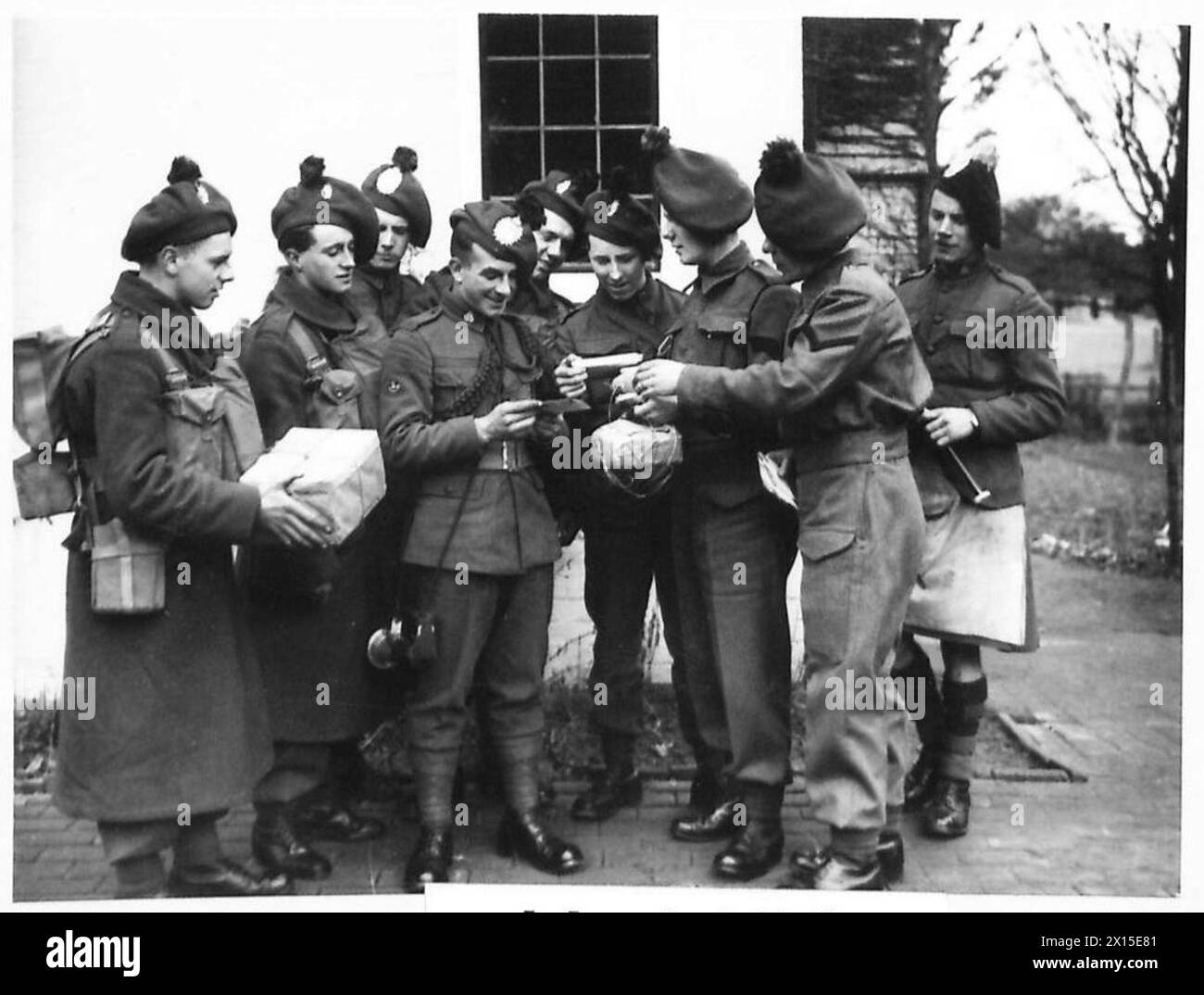I membri dei London Irish Rifles conducono esercitazioni invernali nel Sussex durante il 1939/40 sotto la supervisione dell'esercito britannico. Foto Stock