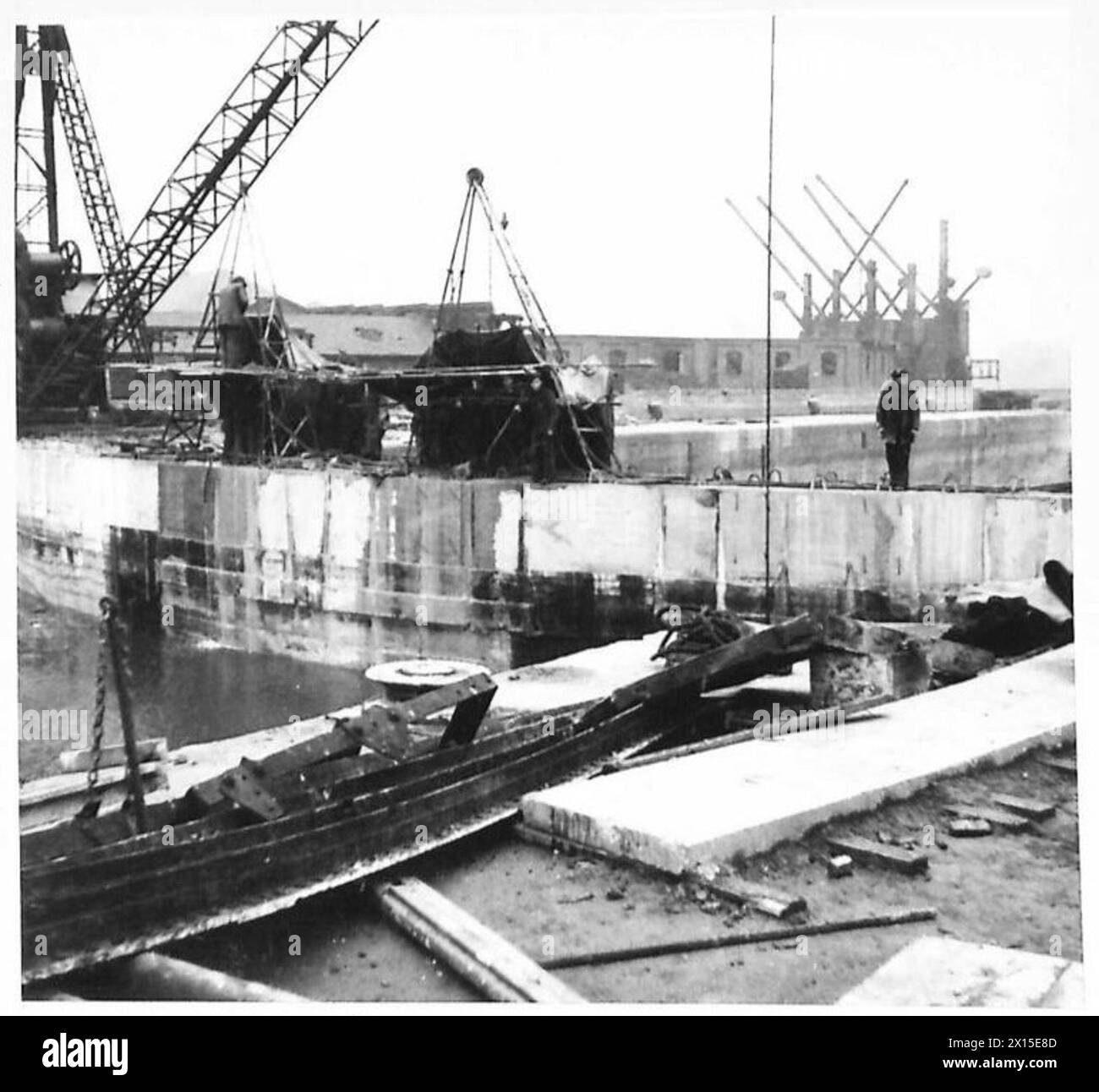 Vista del muro del bacino di carenaggio presso East India Docks costruito per supportare le unità in calcestruzzo dagli appaltatori R. McAlpine & Co sotto la supervisione dell'esercito britannico. Foto Stock