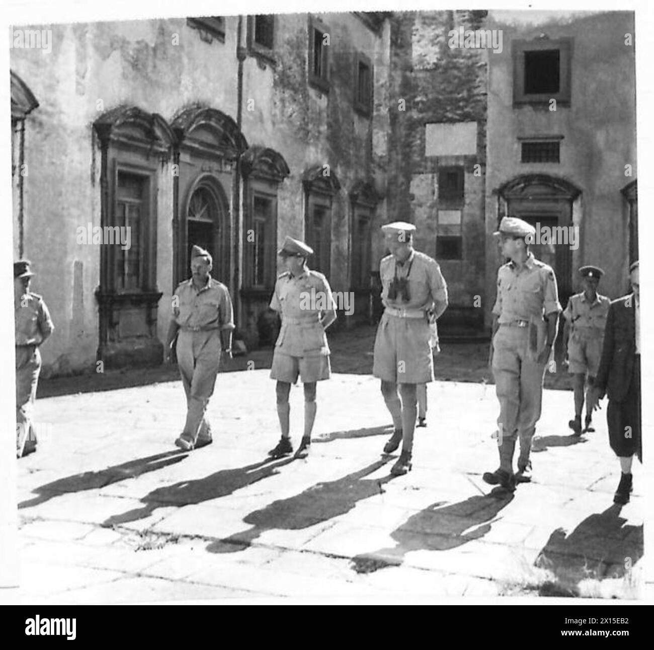 Il generale Alexander ispeziona tesori artistici con il suo gruppo, spostandosi attraverso un cortile dopo aver visto dipinti, British Army, operazioni dell'Ottava Armata. Foto Stock