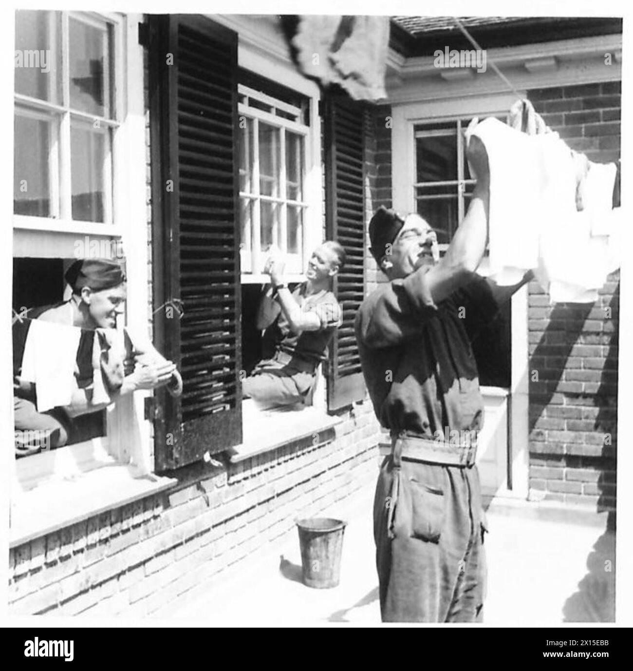 Il personale di una batteria di difesa costiera esegue operazioni di lavaggio come parte della vita quotidiana e delle procedure di manutenzione. Foto Stock