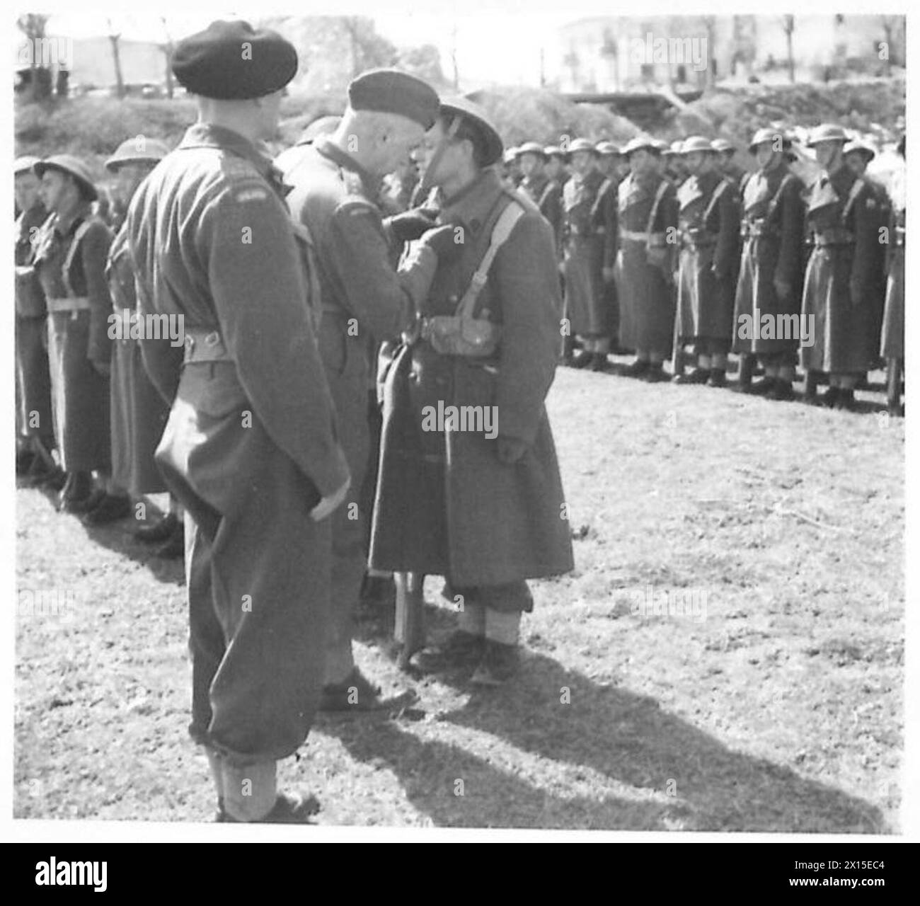 Il generale Kazimierz Sosnkowski decora i soldati della 2a Brigata fucilieri, 3a Divisione fucilieri dei Carpazi, 2° corpo polacco per galanteria presso il fiume Sangro, Carovilli, 30 marzo 1944. Foto Stock