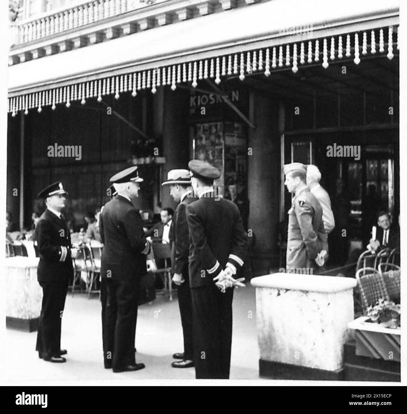 L'AMMIRAGLIO STARK VISITA COPENHAGEN - arrivando all'Hotel Angleterre, dove pranzò con il signor Davies British Army, 21st Army Group Foto Stock