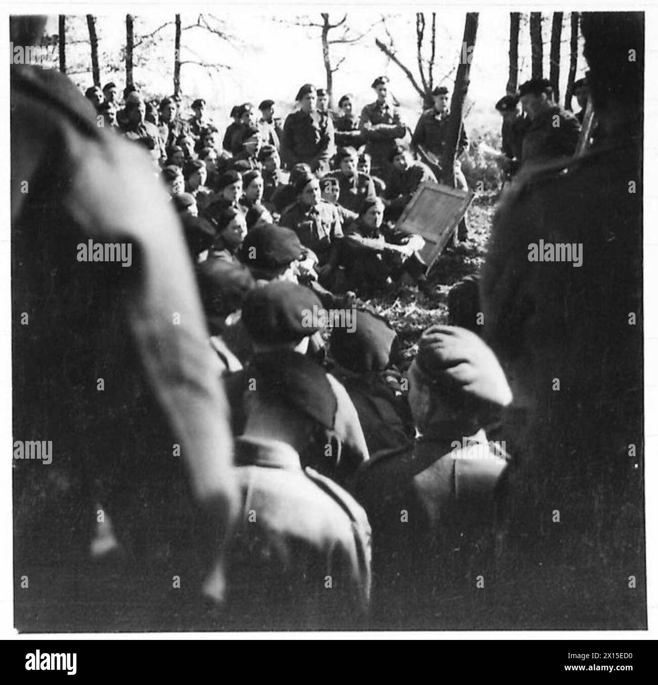 Gli uomini del Royal Tank Regiment vengono informati dagli ufficiali prima di attraversare il Reno, segnando la prima bandiera britannica che attraversa due guerre. Foto Stock
