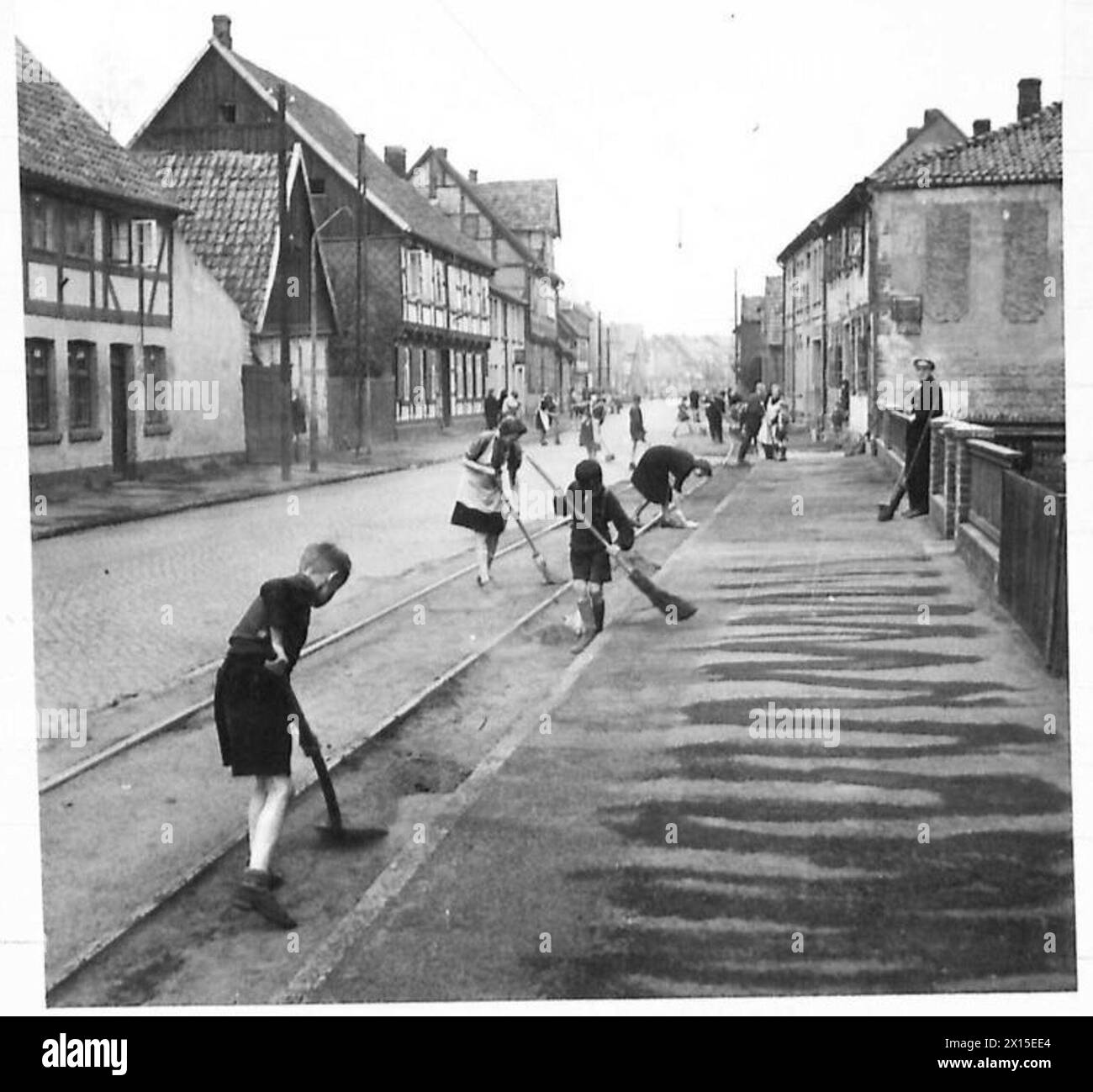 L'ESERCITO BRITANNICO NELL'EUROPA NORDOCCIDENTALE 1944-1946 - i civili nella città di celle hanno una ripulita dopo la battaglia British Army, 21st Army Group Foto Stock