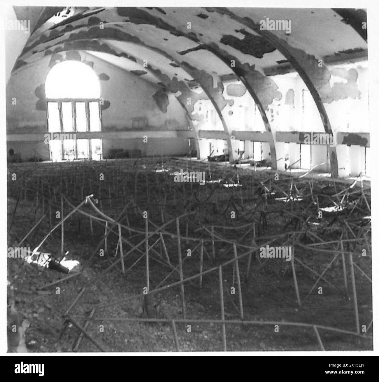 L'esercito britannico documenta il vandalismo nazista in Italia, mostrando metallo ritorto e pilastri rotti all'interno di un museo. Foto Stock
