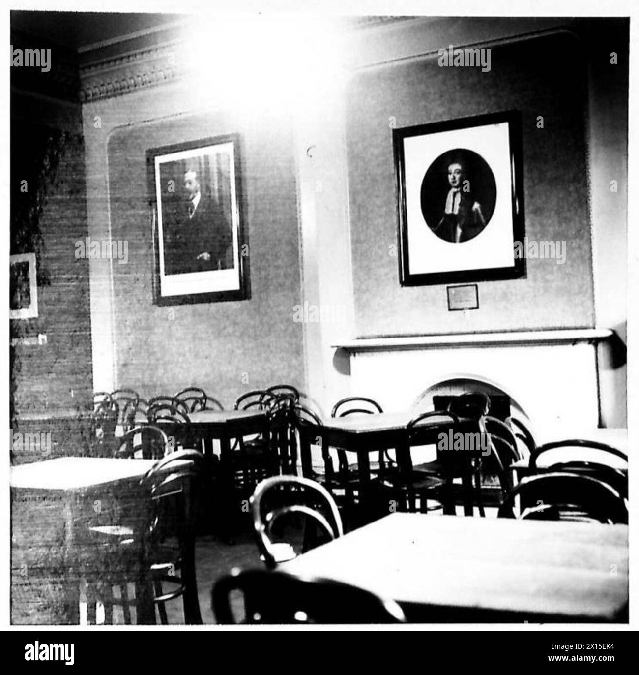 SCOTTISH REGIMENTAL SERIES - Memorial Clube, Glasgow. La Club Room, che mostra una foto di re Giorgio V e conte di Angus che sollevarono il reggimento British Army Foto Stock