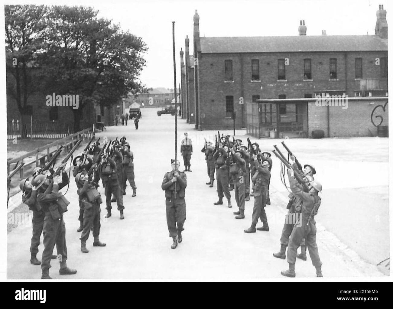 Una classe di puntamento condotta dall'esercito britannico, focalizzata sulla precisione delle armi e sulla pratica del bersaglio. Foto Stock