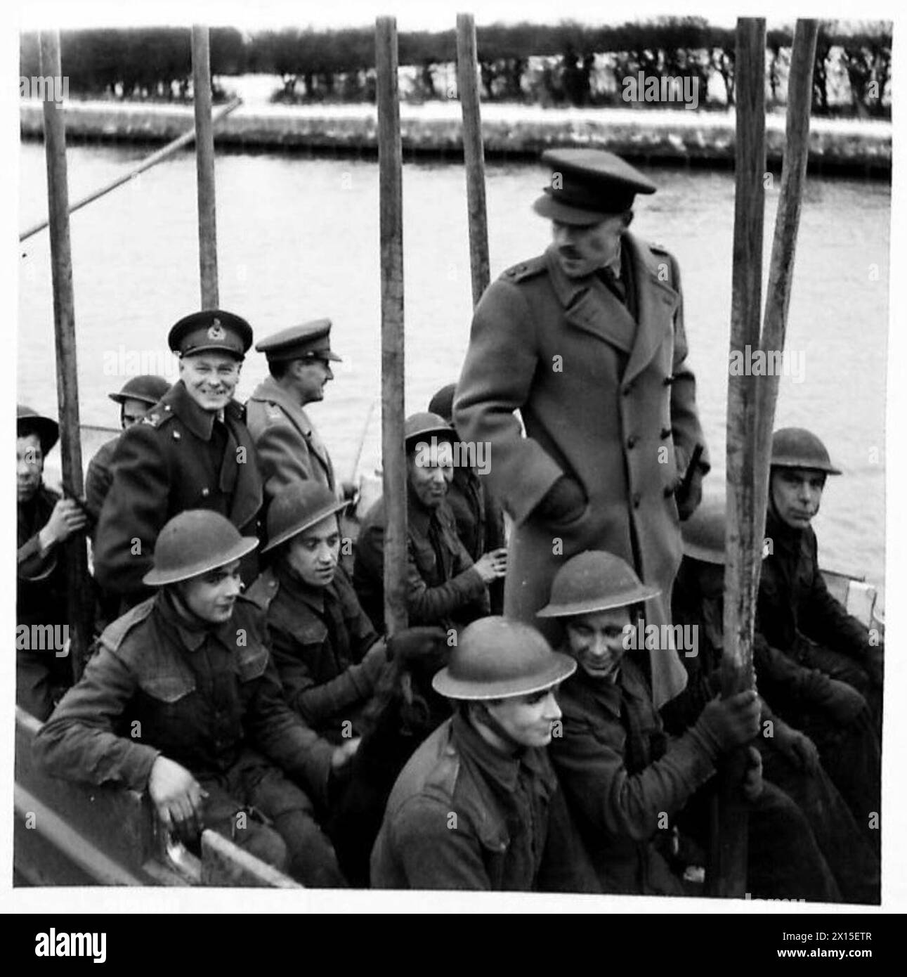 Gli alti ufficiali dell'esercito britannico si addestrano su una barca d'assalto alla Combined Operations School. Foto Stock