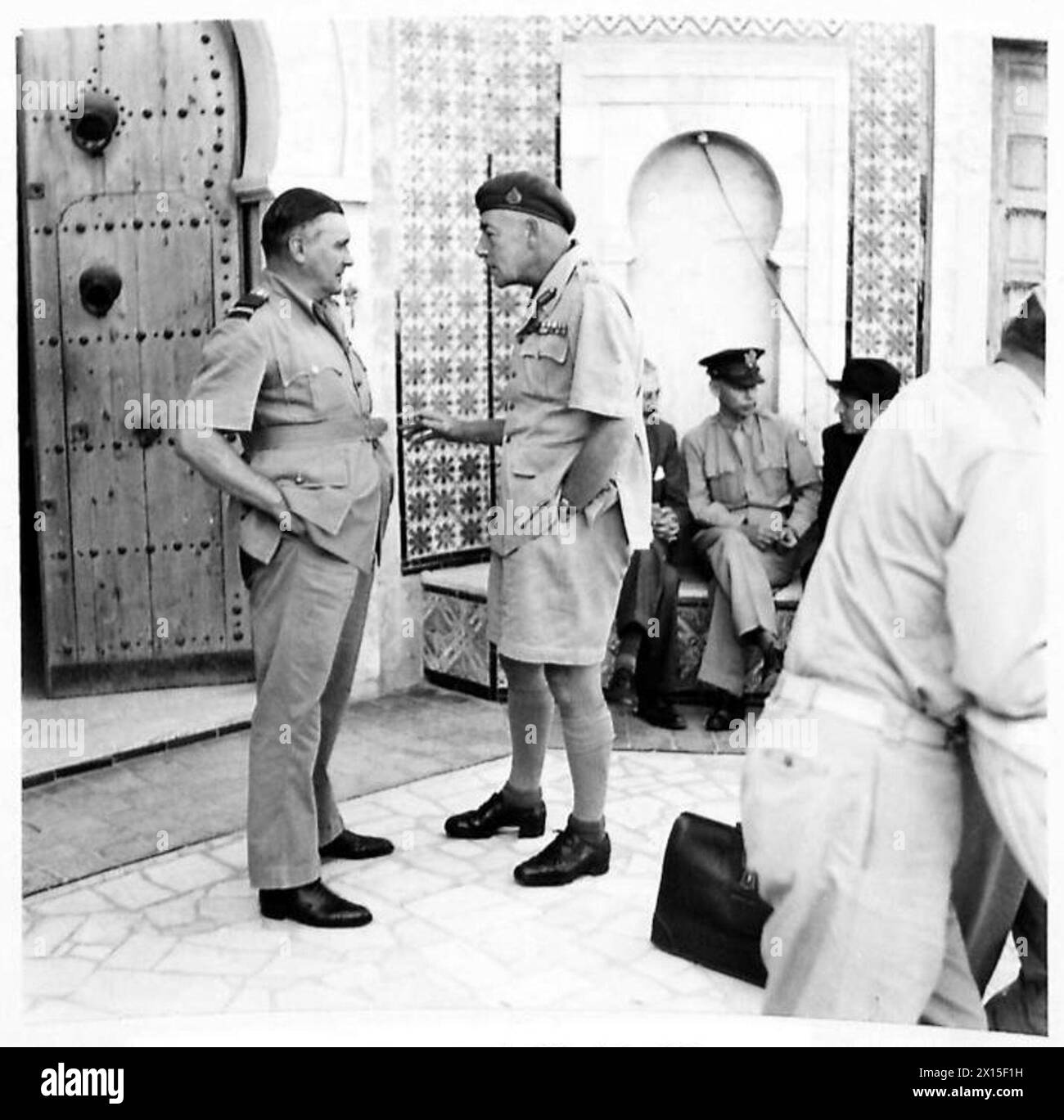 CONFERENZA DEL CAPO DI STATO MAGGIORE IN NORD AFRICA - il Capo dell'Aeronautica Marshall Sholto Douglas che parla con Lieut. Generale Mason Macfarlane, esercito britannico Foto Stock