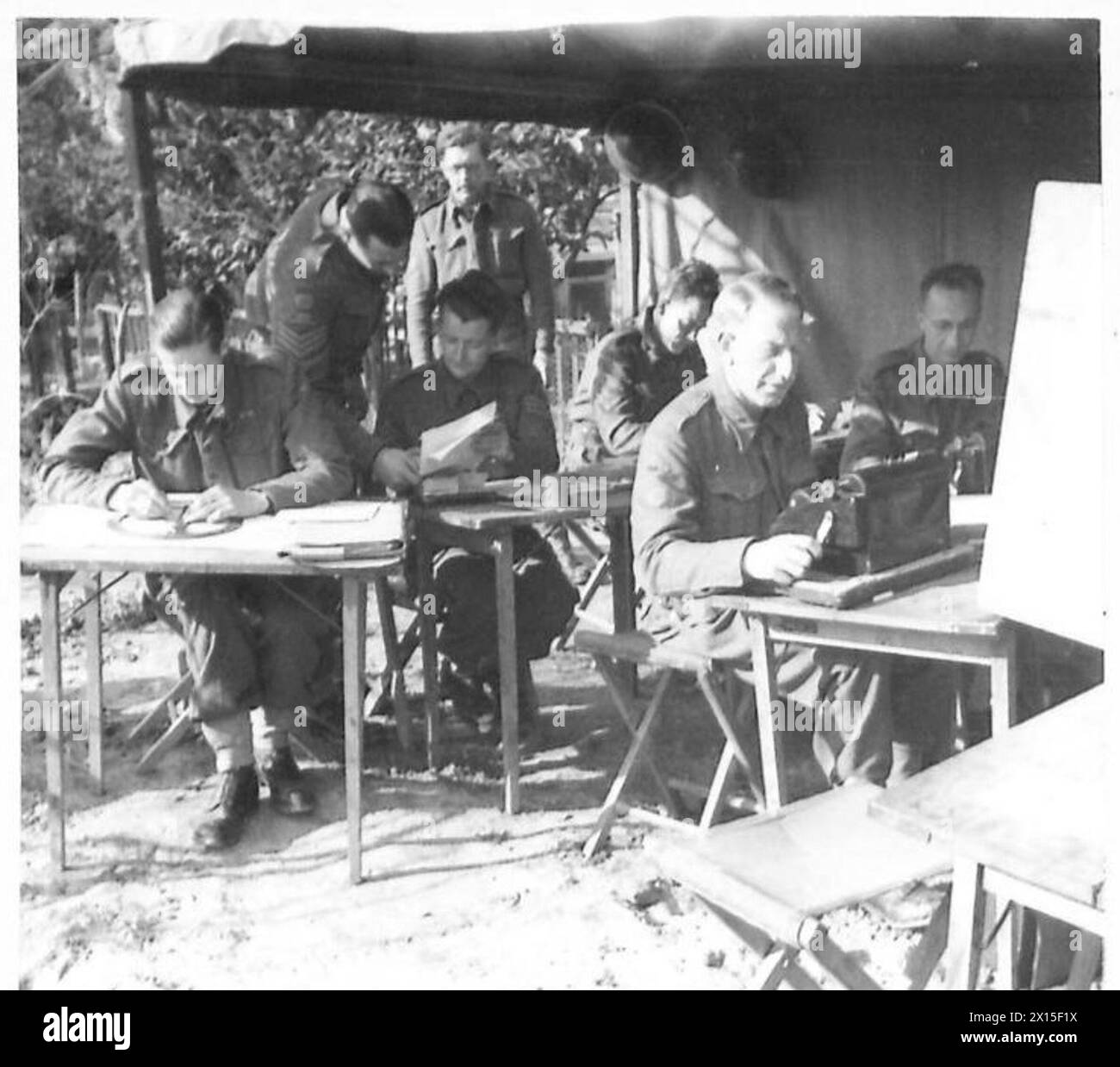 Sgt. Smith recensisce Bdr. I risultati del sondaggio di artiglieria di Worby, quindi trasferisce le tabelle ai calcolatori per la verifica prima che il Regimental Survey Officer utilizzi i dati per posizionare le batterie. Foto Stock