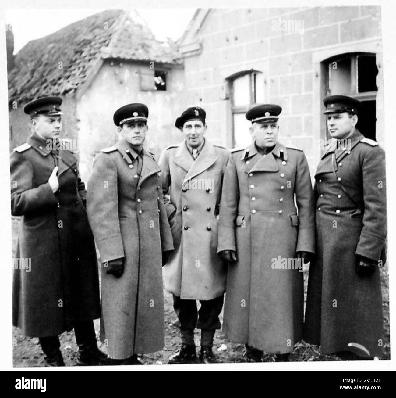 I generali e gli ufficiali russi, tra cui il maggior generale Dragoun e il maggior generale Susplarou, visitano il fronte occidentale con il brigadiere C. Petro, osservato dal 21st Army Group britannico. Foto Stock