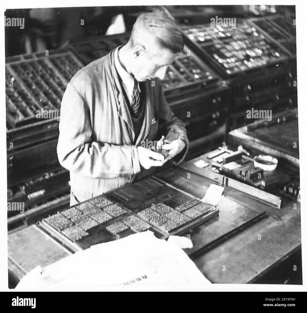 LA RIVISTA SOLDIER DI AMBURGO - typesetters poi prende il tipo impostato dagli operatori Intertype e lo costruisce a pagina, secondo il layout fornito loro dall'esercito britannico del Reno Foto Stock