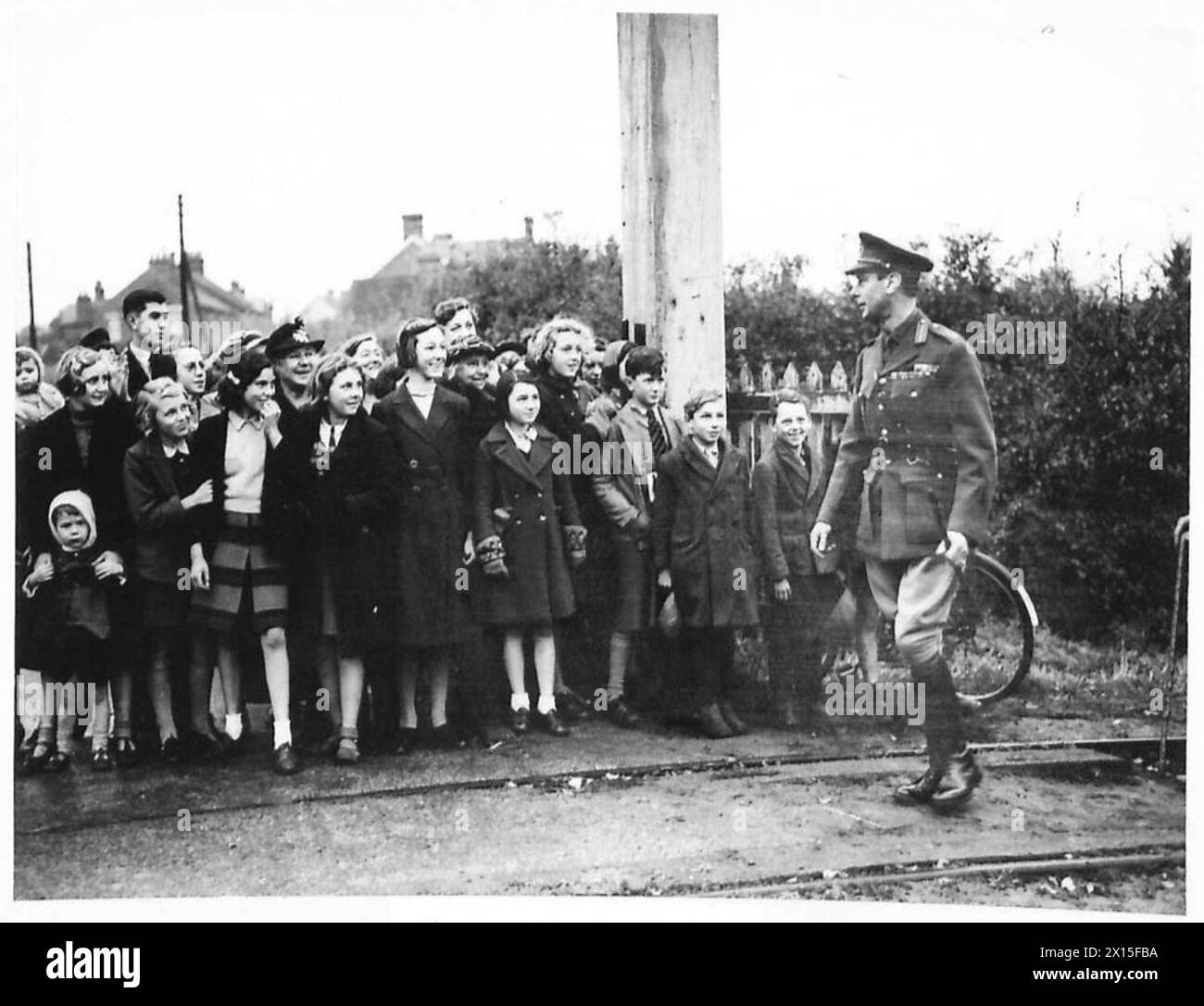 Sua Maestà il Re interagisce con un gruppo di bambini durante la sua visita al comando orientale a Tollesbury, Essex. Foto Stock