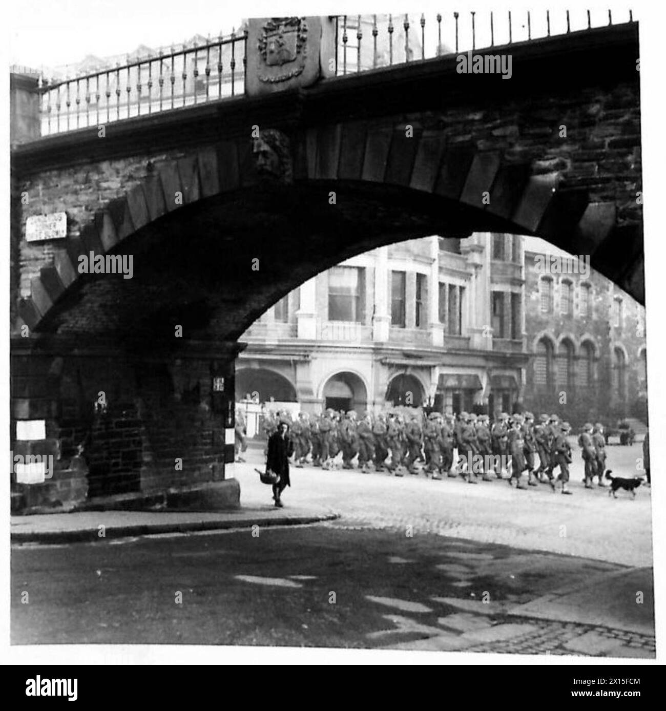 Le truppe americane stanno partecipando a una parata cerimoniale, marciando in formazione per dimostrare disciplina e tradizione militare. Foto Stock