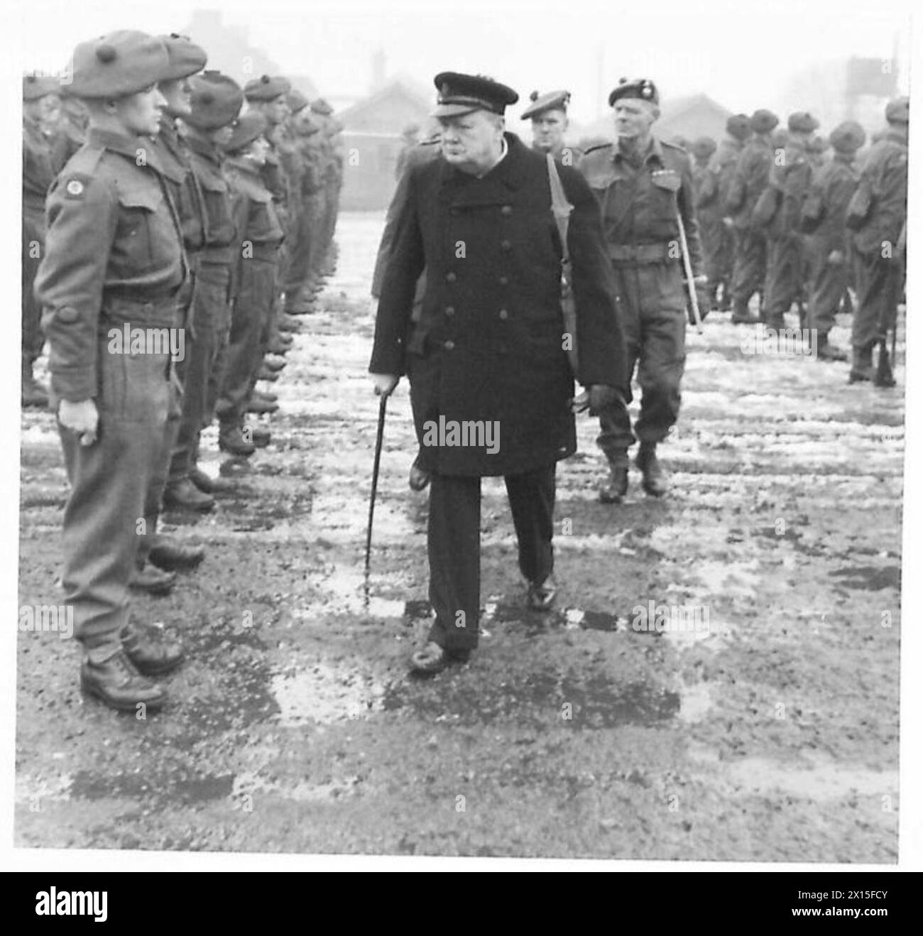 Il primo ministro Winston Churchill ispeziona i soldati in parata presso il suo ex battaglione durante una visita condotta dall'esercito britannico. Foto Stock