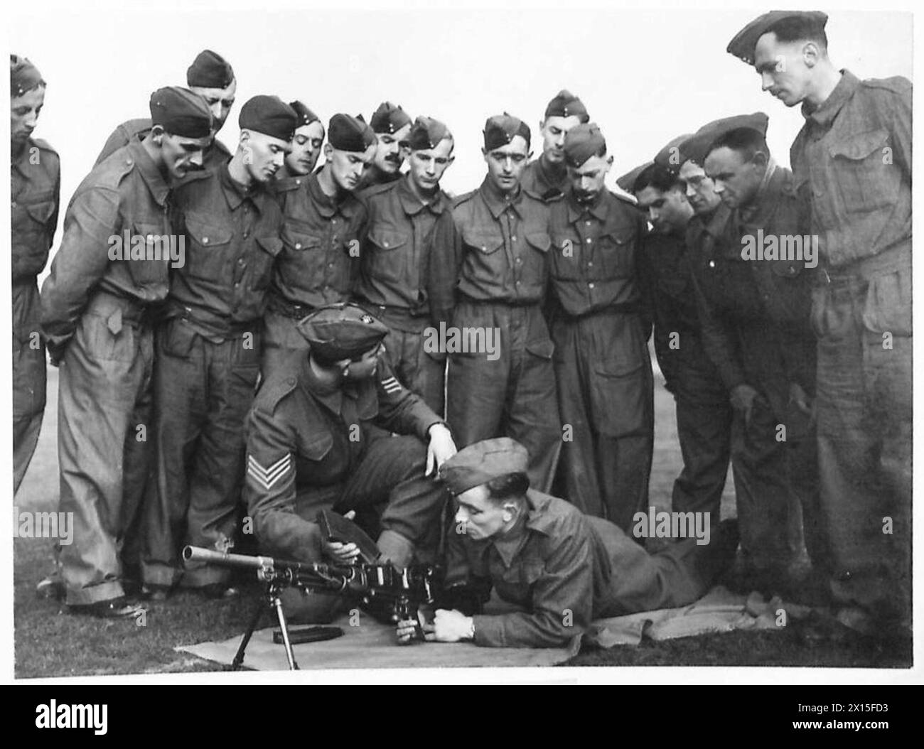 Pte. Langley riceve un addestramento sull'uso della Bren come parte dell'istruzione dei soldati dell'esercito britannico. Foto Stock Pte. Langley riceve un addestramento sull'uso della Bren come parte dell'istruzione dei soldati dell'esercito britannico. Foto Stock