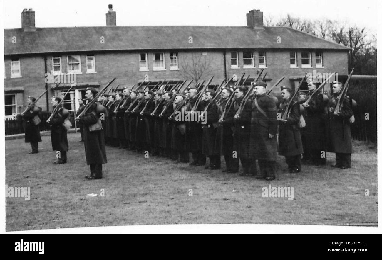 Le reclute del Royal Tank Corps, 11th Queen's Royal Regiment, vengono addestrate a Farnborough con il Home Defence Battalion. Foto Stock