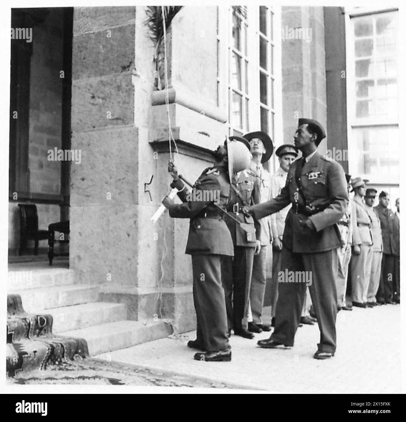 L'imperatore Hailé Selassie torna ad Addis Abeba, rompendo lo stendardo reale al Palazzo, simboleggiando la fine dell'occupazione italiana in Etiopia. Foto Stock
