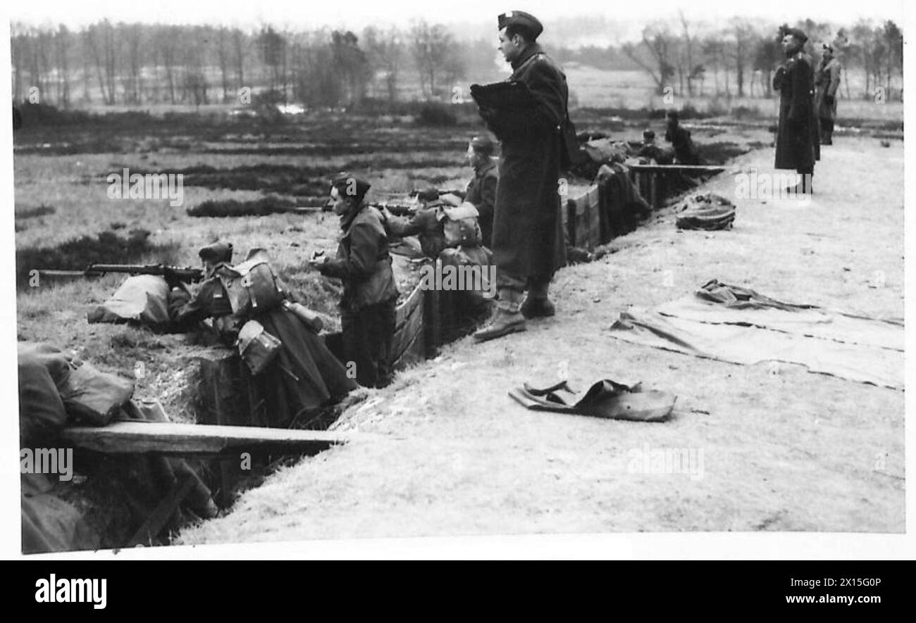 Le truppe canadesi conducono esercitazioni di addestramento a fuoco vivo in Inghilterra, preparandosi ad azionare armi da fuoco Foto Stock