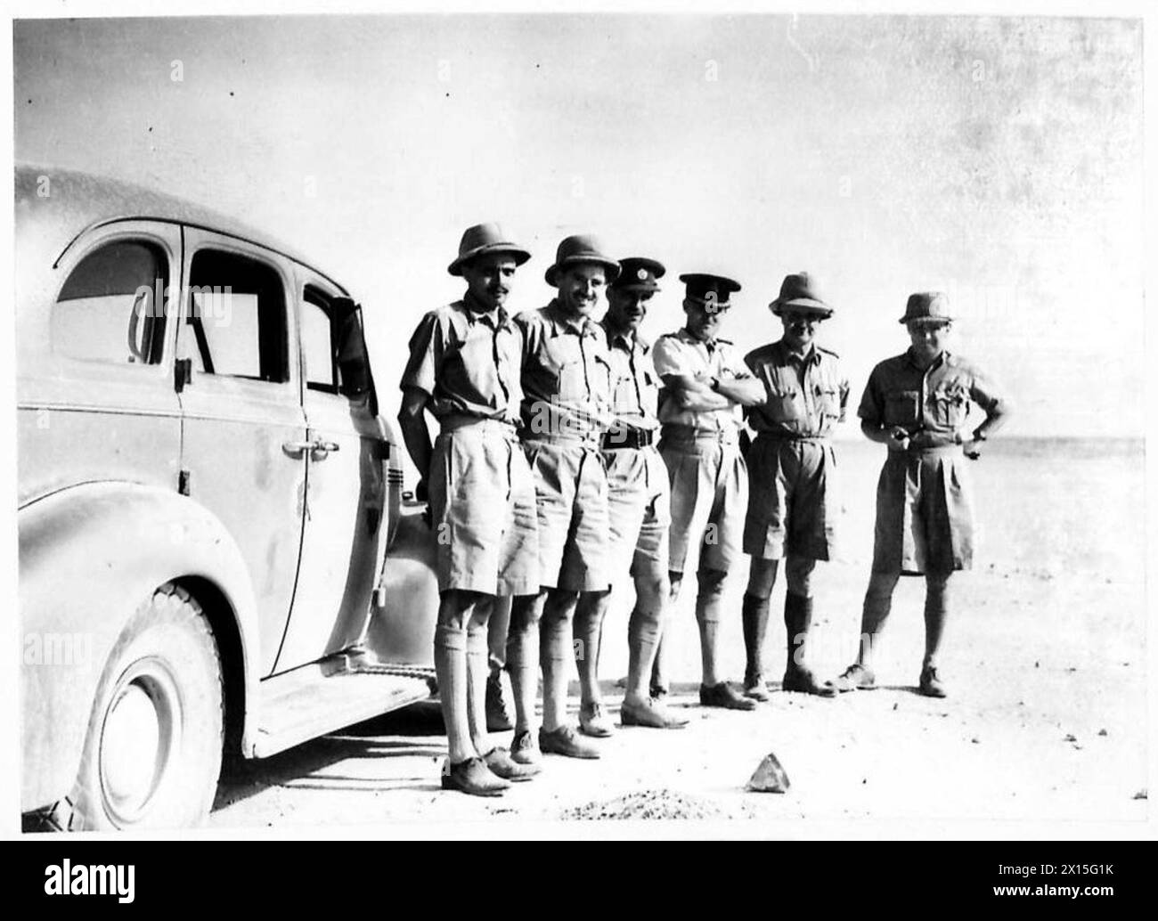 Un gruppo di redattori indiani visita le forze dell'esercito britannico nel deserto occidentale durante le operazioni in Nord Africa e Medio Oriente. Foto Stock