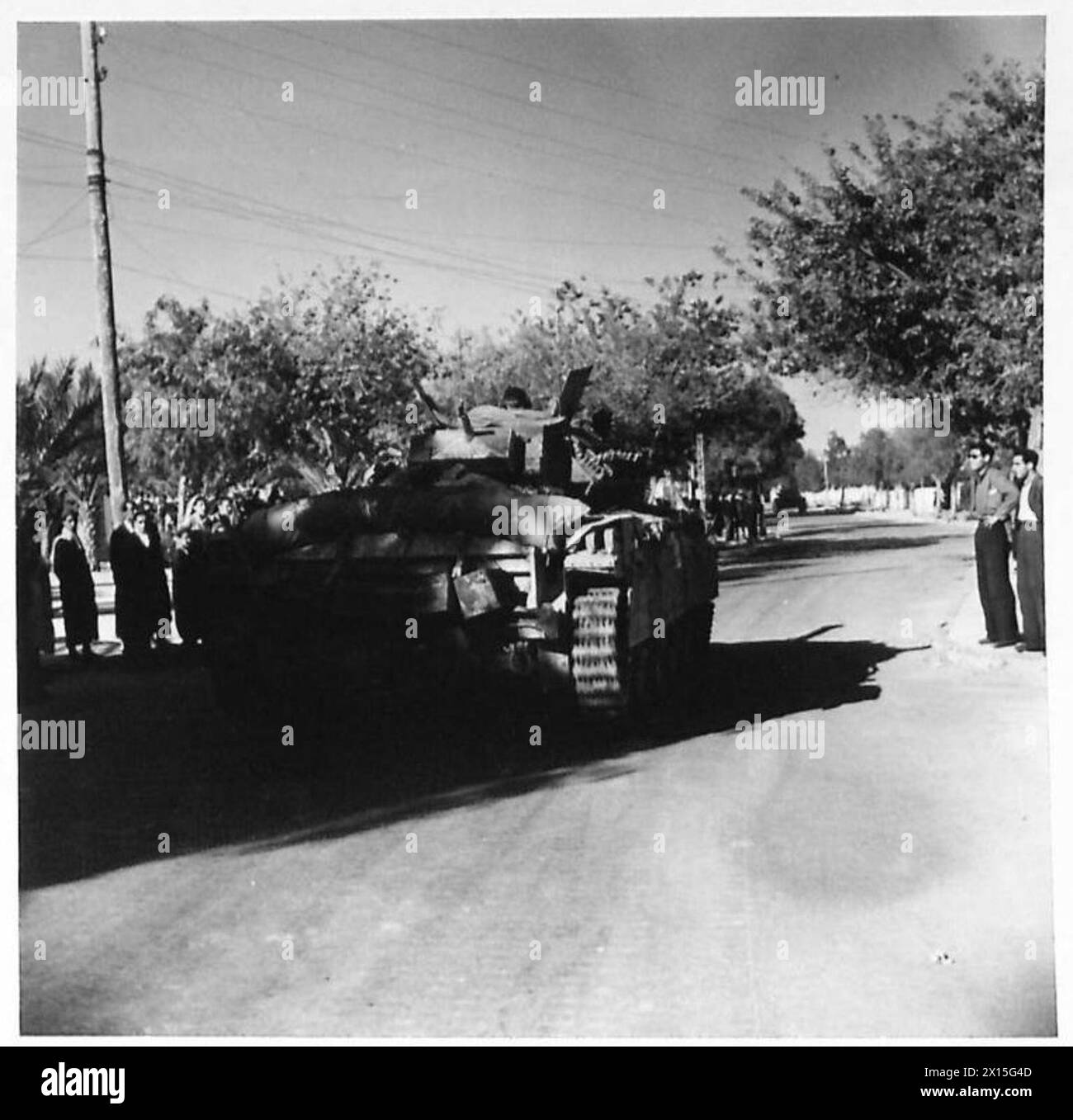 LE TRUPPE DEL PRIMO ESERCITO BRITANNICO CATTURANO KAIROUAN - i primi carri armati a passare attraverso Kairouan dopo la sua cattura Foto Stock