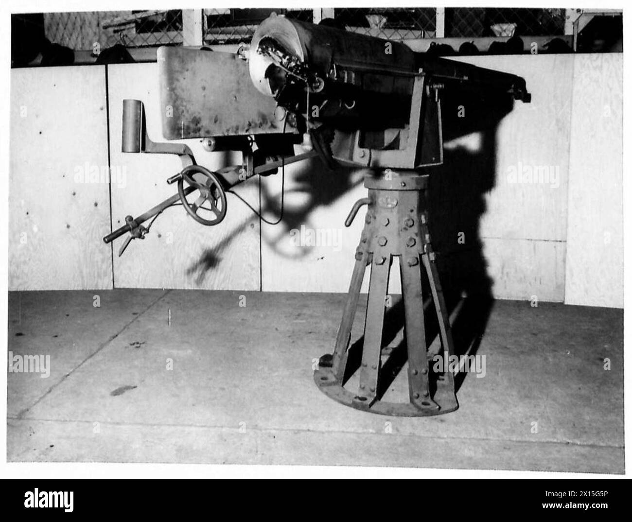 Il cannone francese da 75 mm è esposto su un nuovo supporto, mostrando diverse angolazioni e configurazioni per l'uso dell'artiglieria da parte delle forze britanniche. Foto Stock