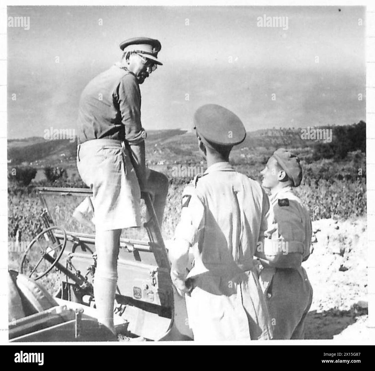 Il comandante generale dell'ottava armata Sir Oliver Leese e il sergente Jessiman discutono di una demolizione nell'area di combattimento a nord del lago Trasimeno, mostrando il comando e la valutazione sul campo di battaglia. Foto Stock