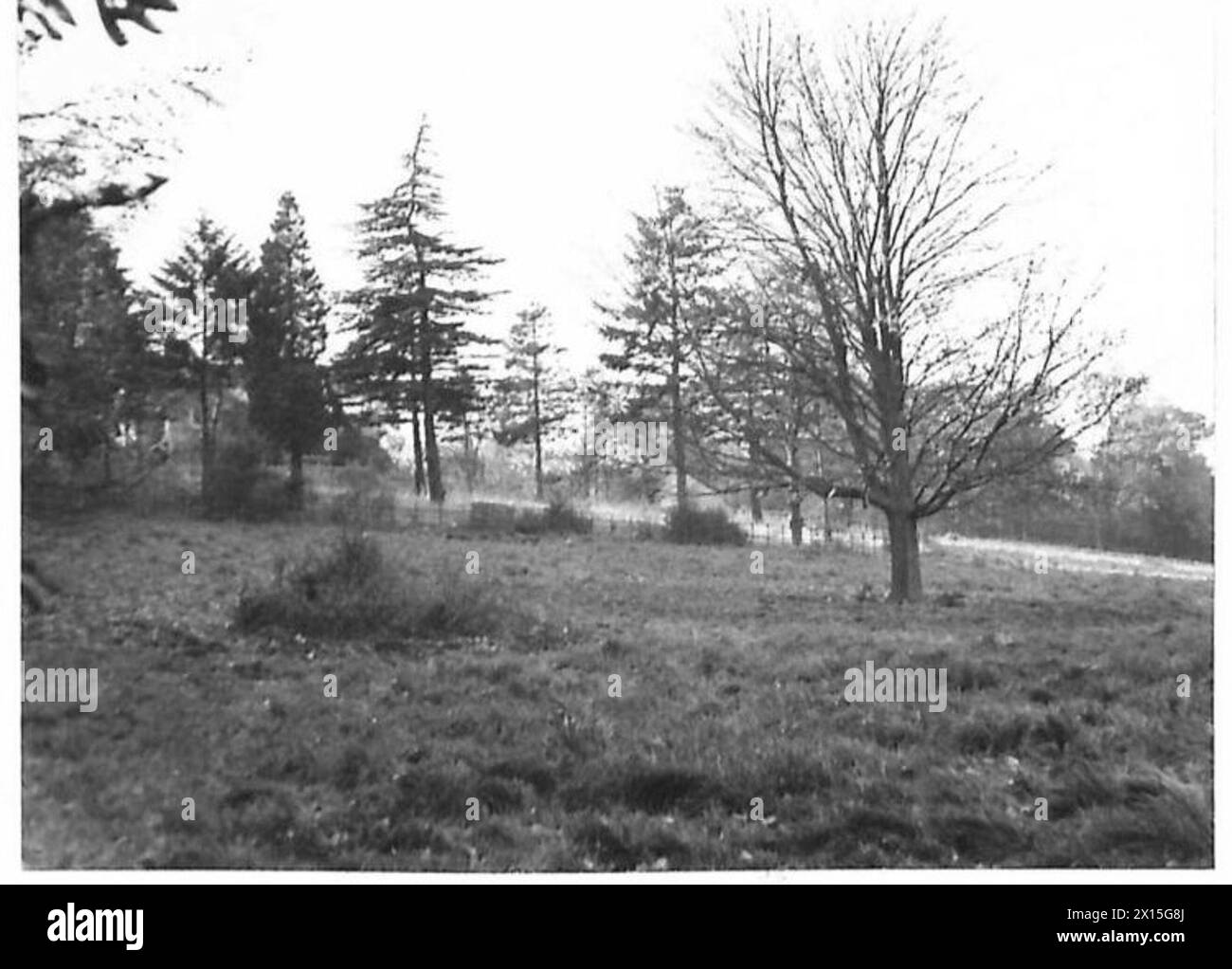 Il capitano G.V. Myer del GSO III London District sovrintende alle operazioni mimetiche vicino a Kenley a Leconfield House. Foto Stock