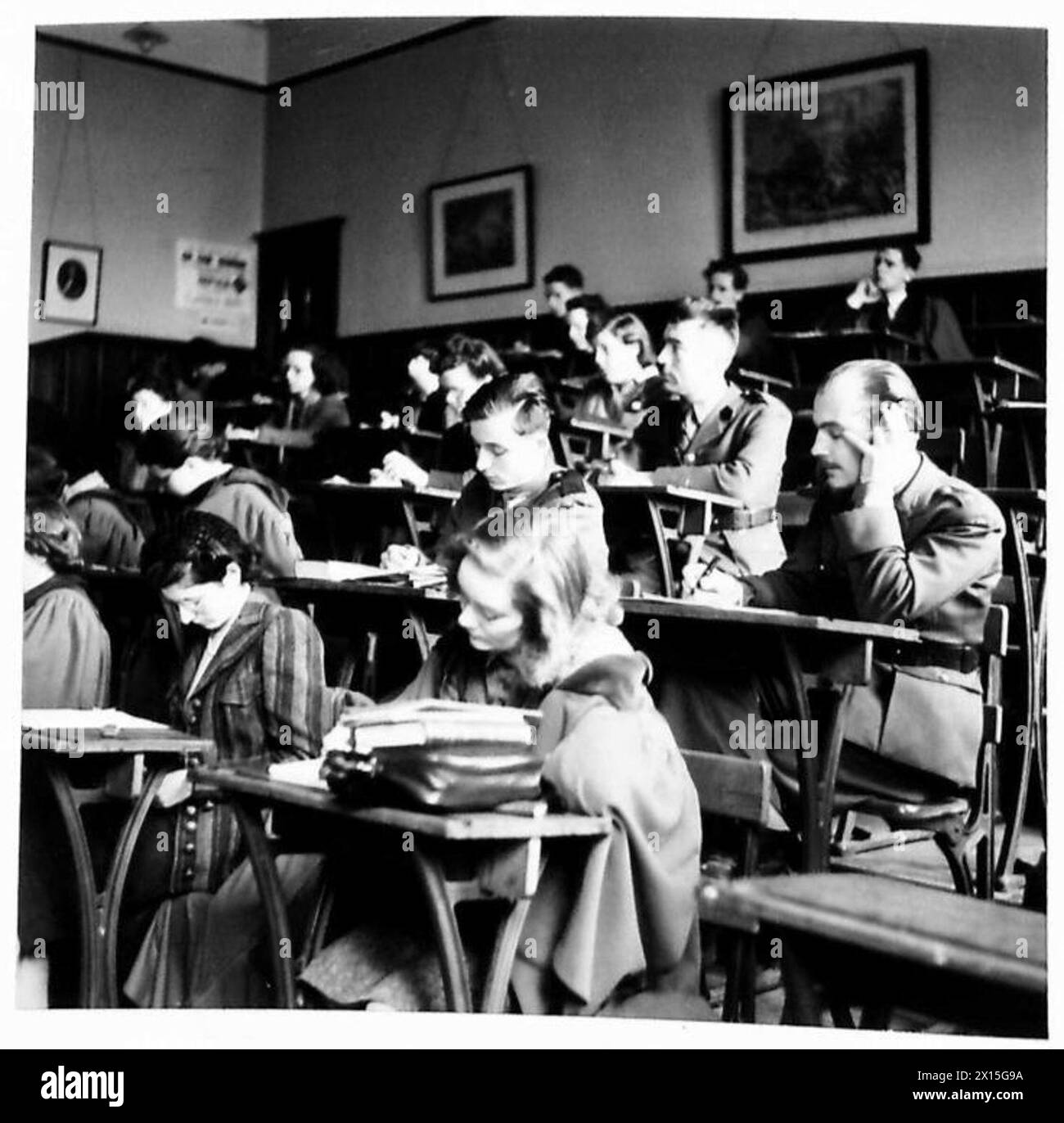 Gli studenti dell'Esercito polacco prendono lezioni di letteratura francese insieme a studenti inglesi e scozzesi presso l'Università di St Andrews come parte del programma educativo del i corpo polacco. Foto Stock