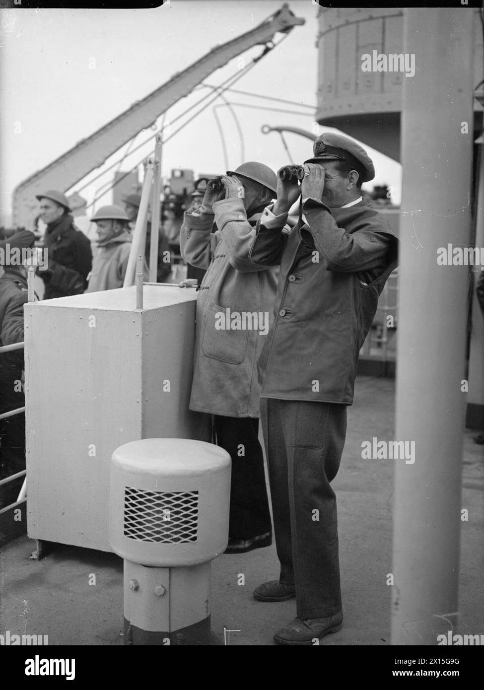 Il 6 giugno 1944, durante l'invasione in Normandia, il capitano Sir Harold Campbell RN e il comandante A Kimmins RN osservarono lo sbarco della 50th Division dalla HMS Bulolo, quartier generale della Assault Force G. Foto Stock