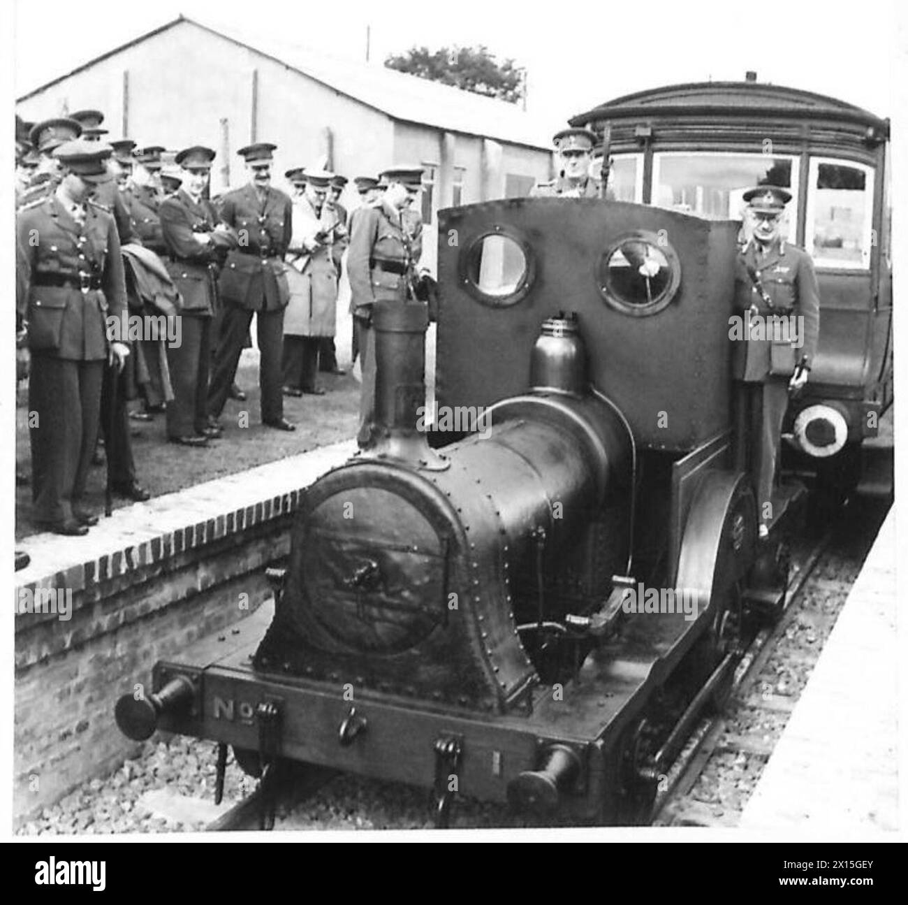 Il maggiore generale L.H. Williams cavalca la pedana di un motore ferroviario di 50 anni da sei tonnellate al deposito degli ordigni, disegnando un pullman usato dalla regina Adelaide. Foto Stock