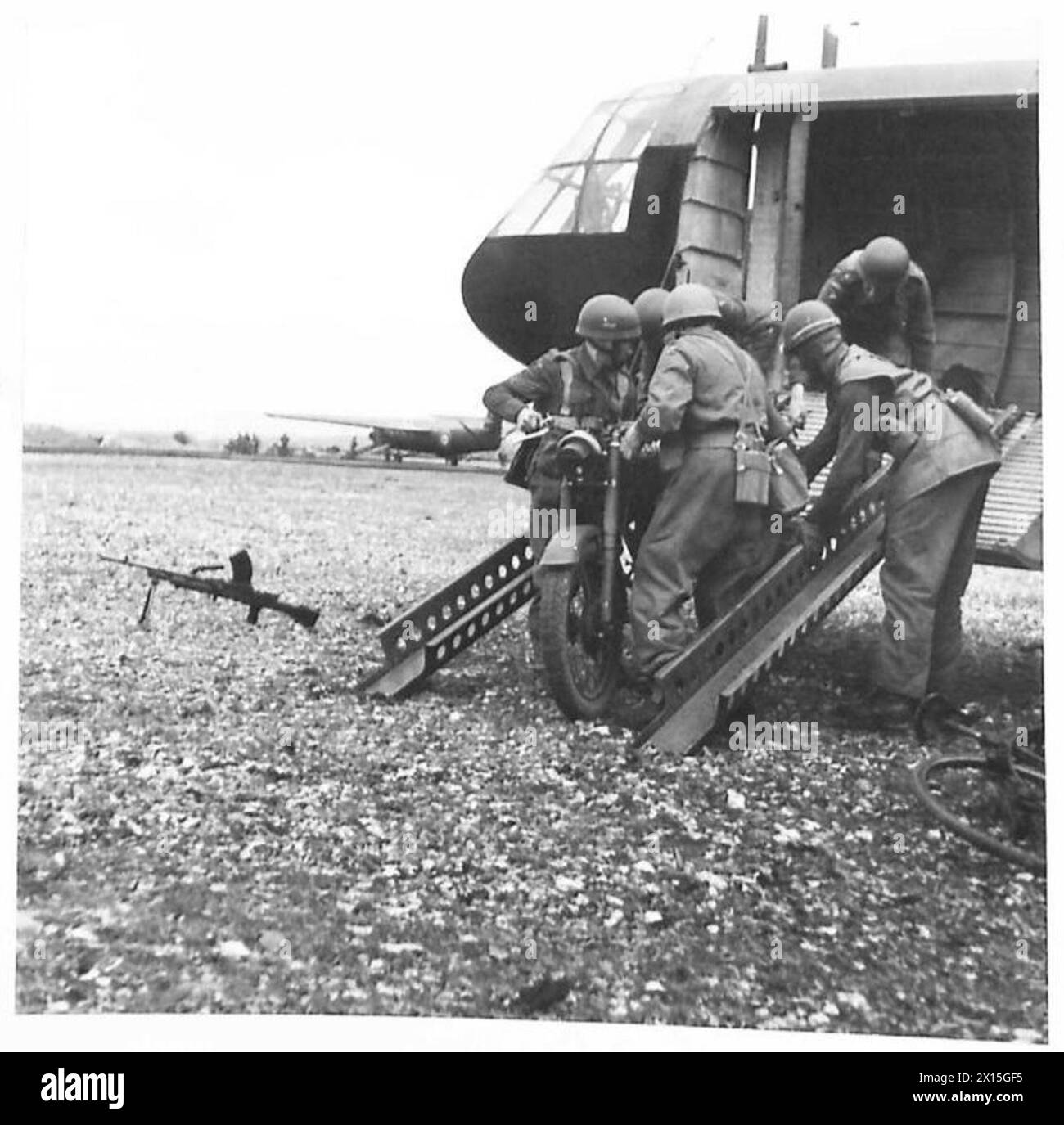 Le truppe di alianti dell'esercito britannico scaricano motociclette e biciclette da un aliante militare durante le operazioni. Foto Stock