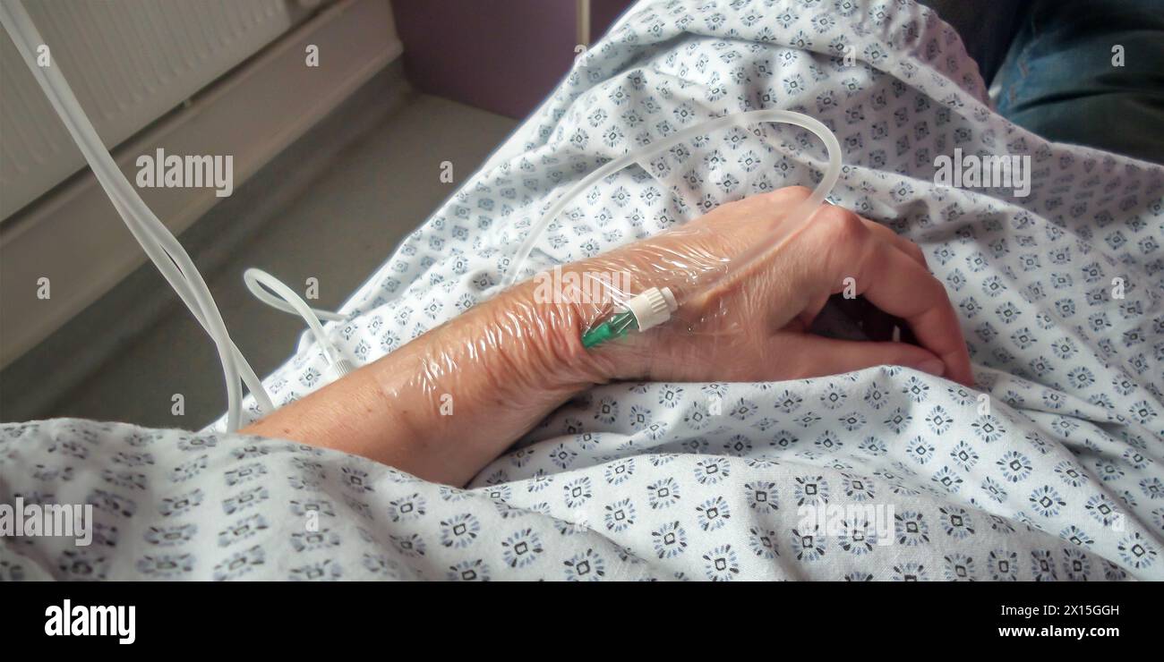 Primo piano sul tubo di perfusione su una mano in un ospedale Foto Stock