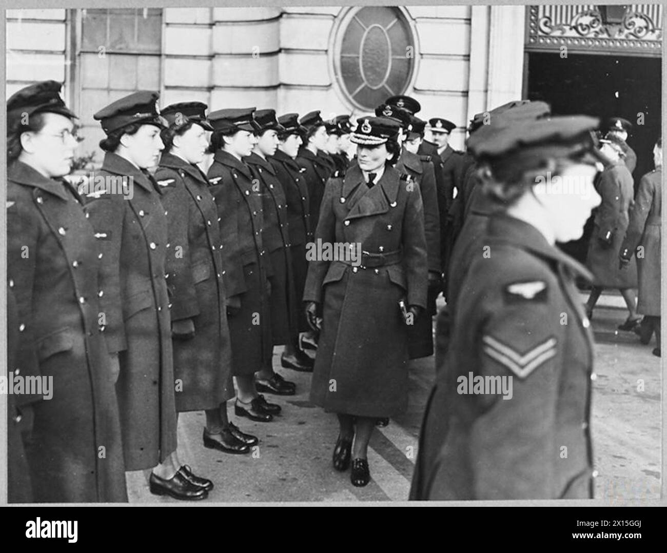 La duchessa di Gloucester visita un deposito di accoglienza dell'equipaggio aereo a Londra nel 1944, ispezionando il personale WAAF nel deposito. Foto Stock