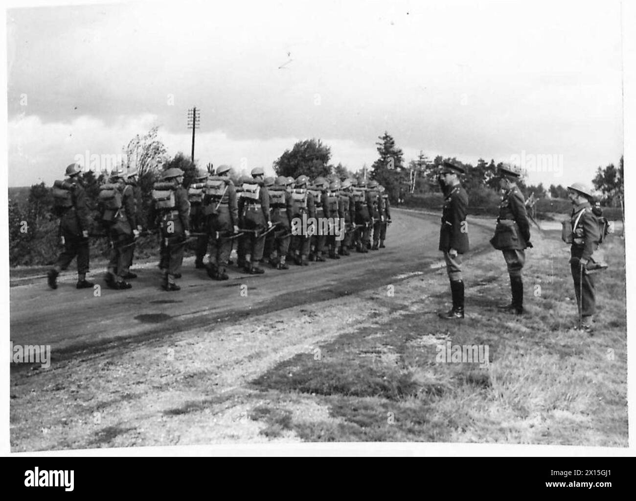 Sua Maestà il Re prende il saluto come un battaglione dell'Oxfordshire e del Buckinghamshire Light Infantry marcia oltre, British Army. Foto Stock