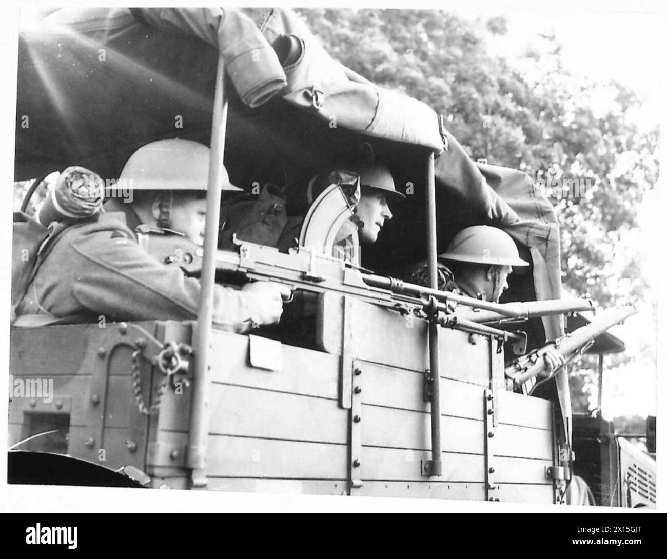 I membri del plotone di fanteria del Recce Corps osservano da vicino i loro dintorni mentre avanzano, fornendo la ricognizione per l'esercito britannico. Foto Stock