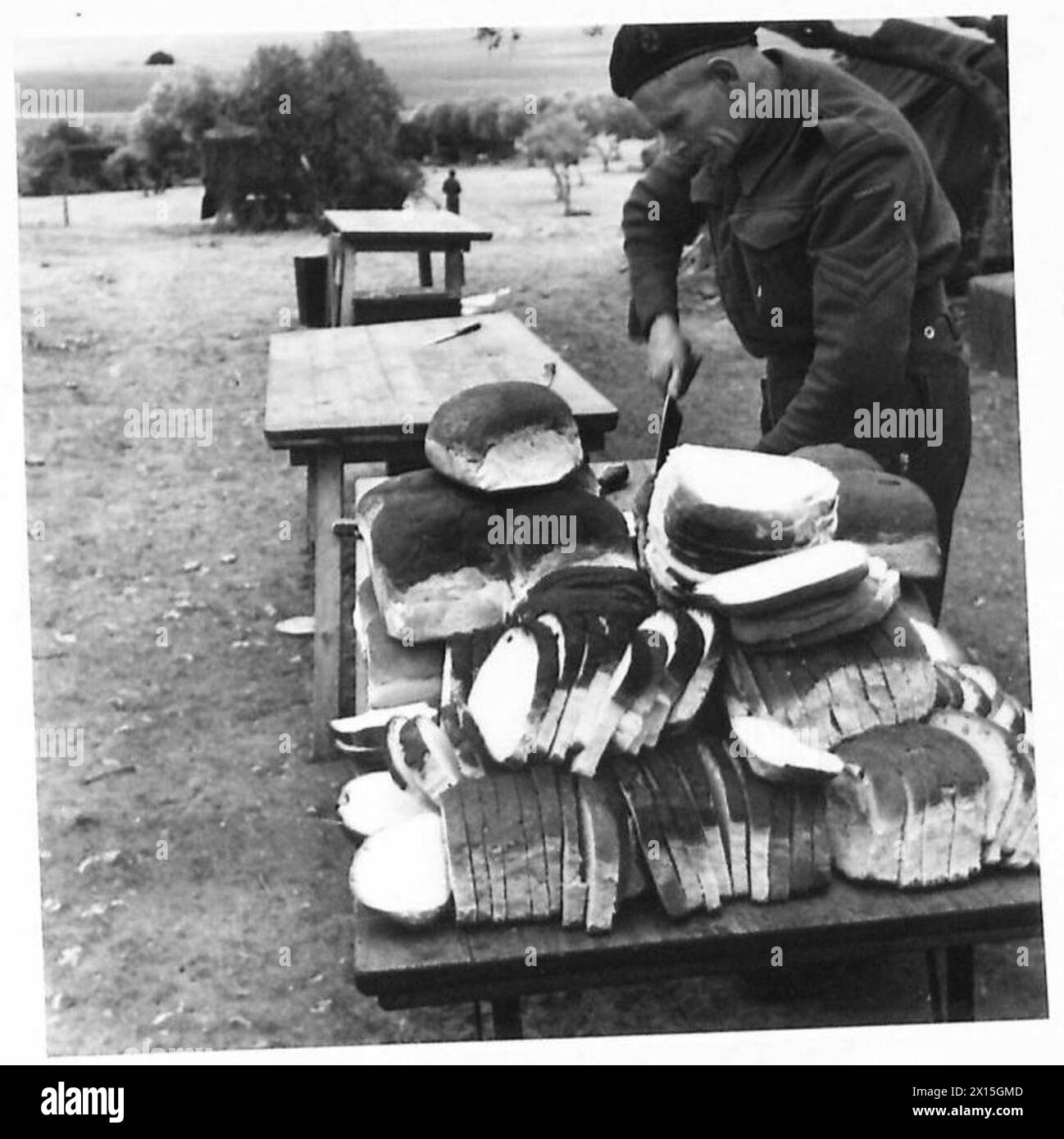 R.E.M.E. cucina in Tunisia preparando pane bianco per 355 uomini nello staff, con il caporale Kearns di Dublino che supervisiona il lavoro nei laboratori. Foto Stock