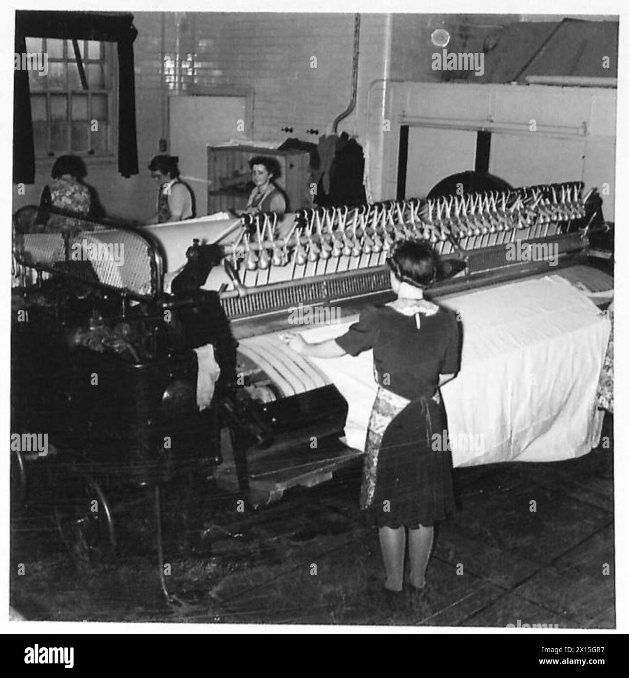 Il personale dell'esercito britannico gestisce un disinfettante statico per lavanderia utilizzato per la pulizia e la disinfezione dell'abbigliamento militare e della biancheria da letto. Foto Stock