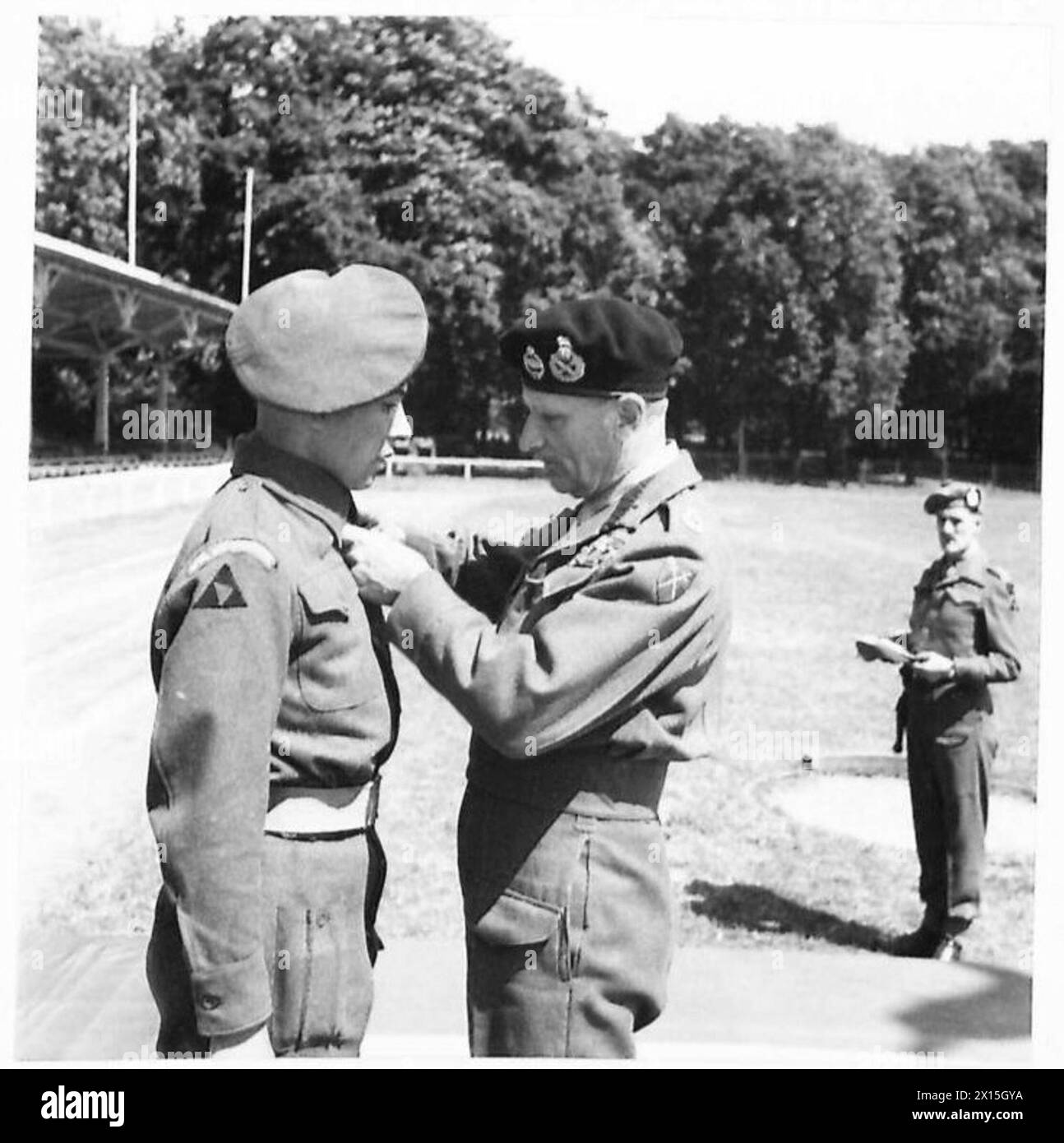 Il soldato A. Nelhams del 2nd Battalion, Royal Warwickshire Regiment, riceve la Military Medal, British Army, 21st Army Group. Foto Stock