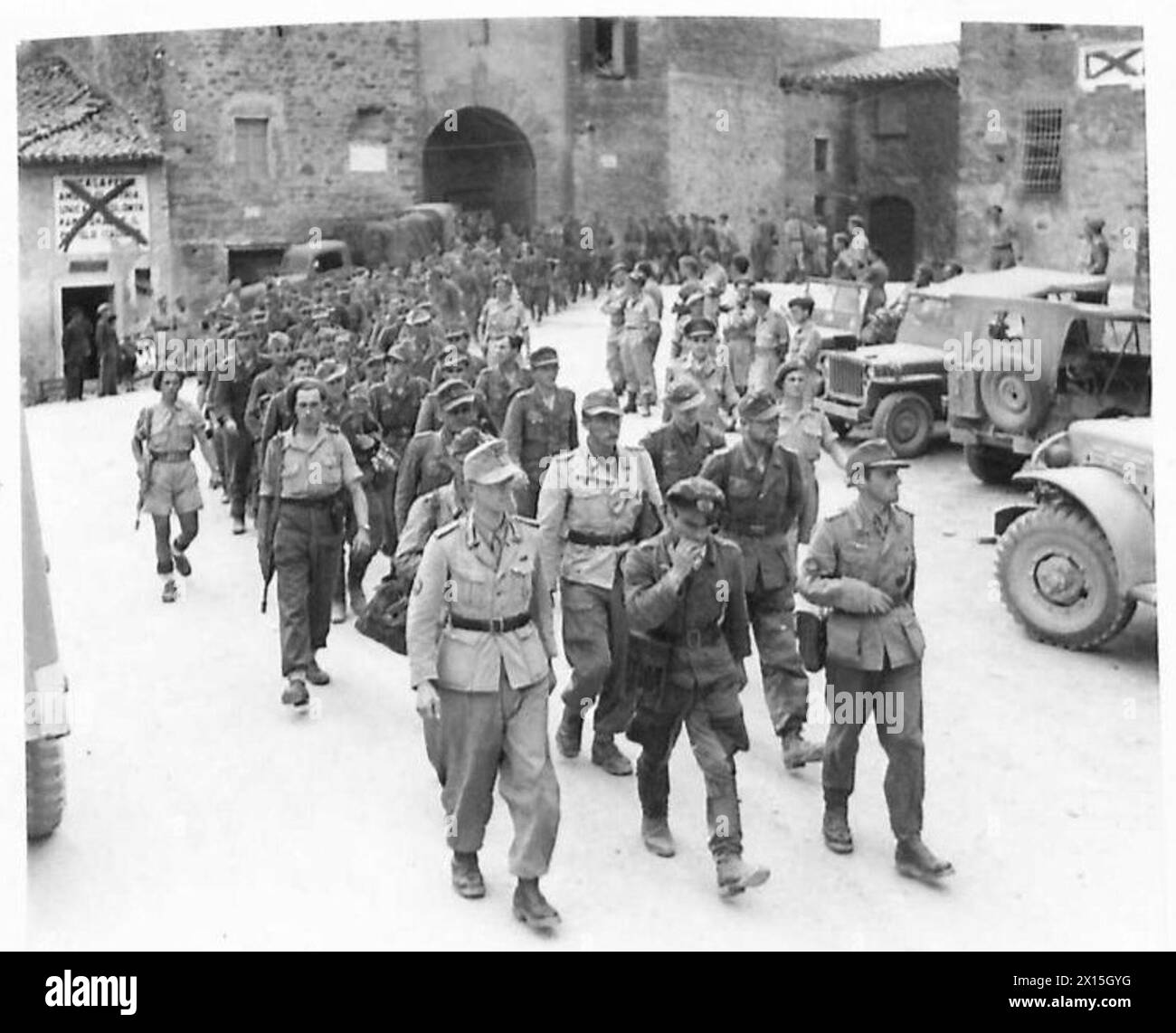 I prigionieri ufficiali tedeschi guidano i loro uomini durante la resistenza nemica a Castiglione, osservata dalle forze dell'esercito britannico. Foto Stock