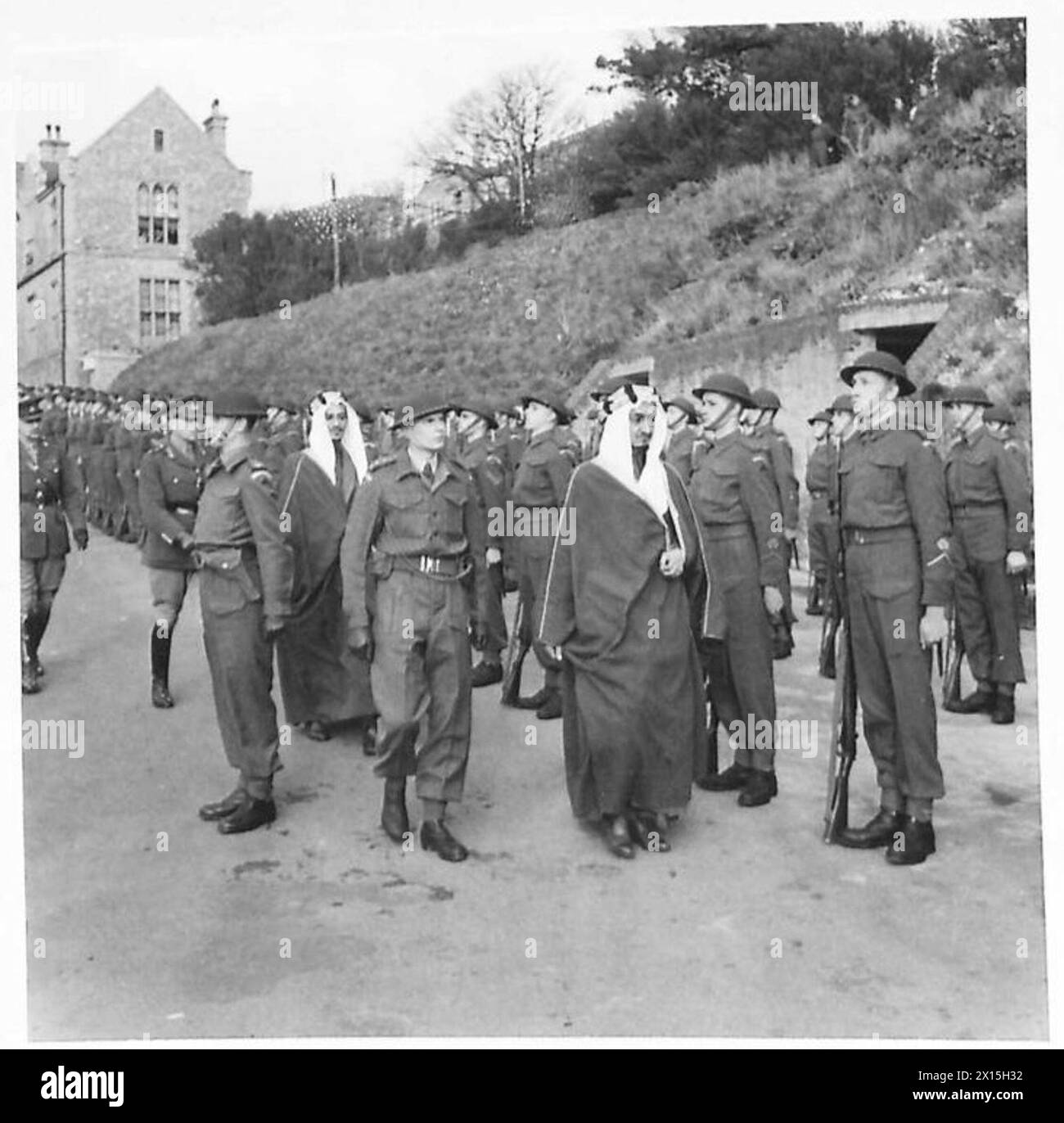 I principi arabi Emir Feisal bin 'Abd al-Aziz e suo fratello Khalid ispezionano una guardia d'onore al castello di dover durante una visita diplomatica. Foto Stock
