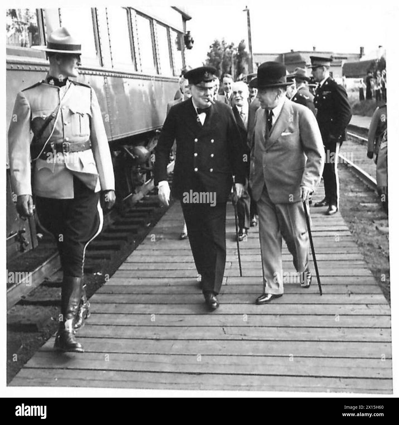 Winston Churchill e il primo ministro canadese Mackenzie King camminano lungo una piattaforma ferroviaria per salire a bordo delle auto in attesa durante la visita di Churchill in Canada. Foto Stock